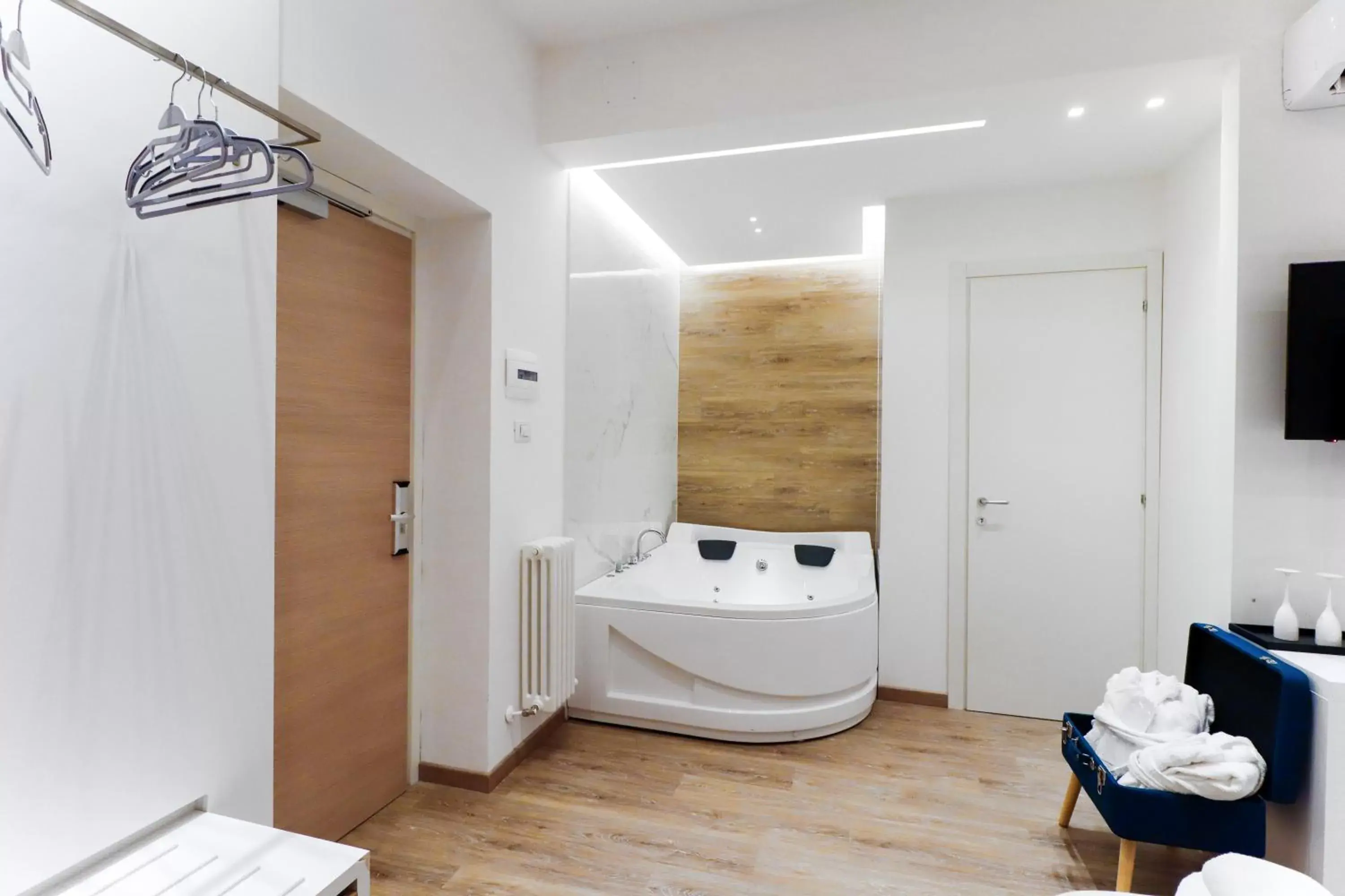 Hot Tub, Bathroom in Hotel Gran Sasso & SPA