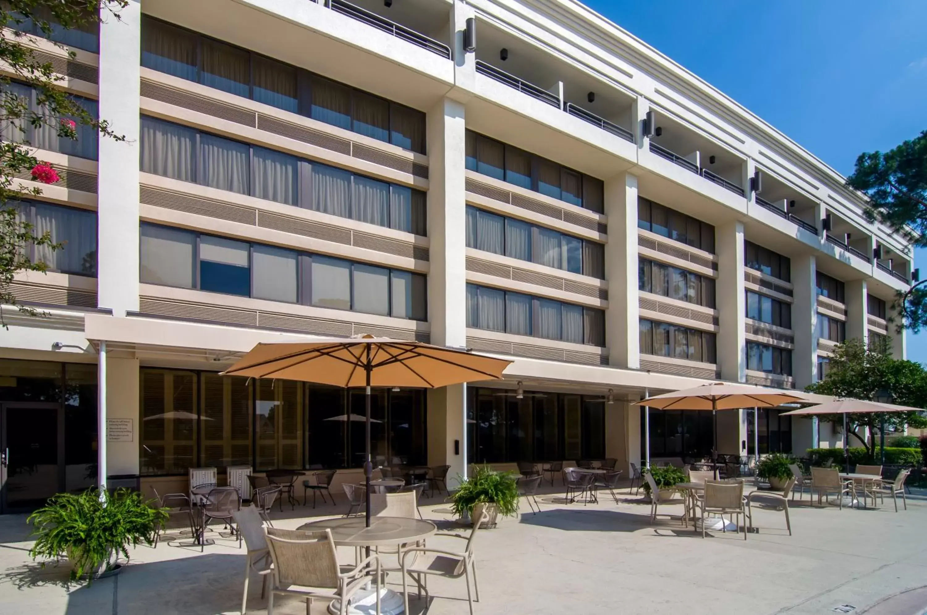 Patio, Property Building in Crowne Plaza Hotel Executive Center Baton Rouge, an IHG Hotel