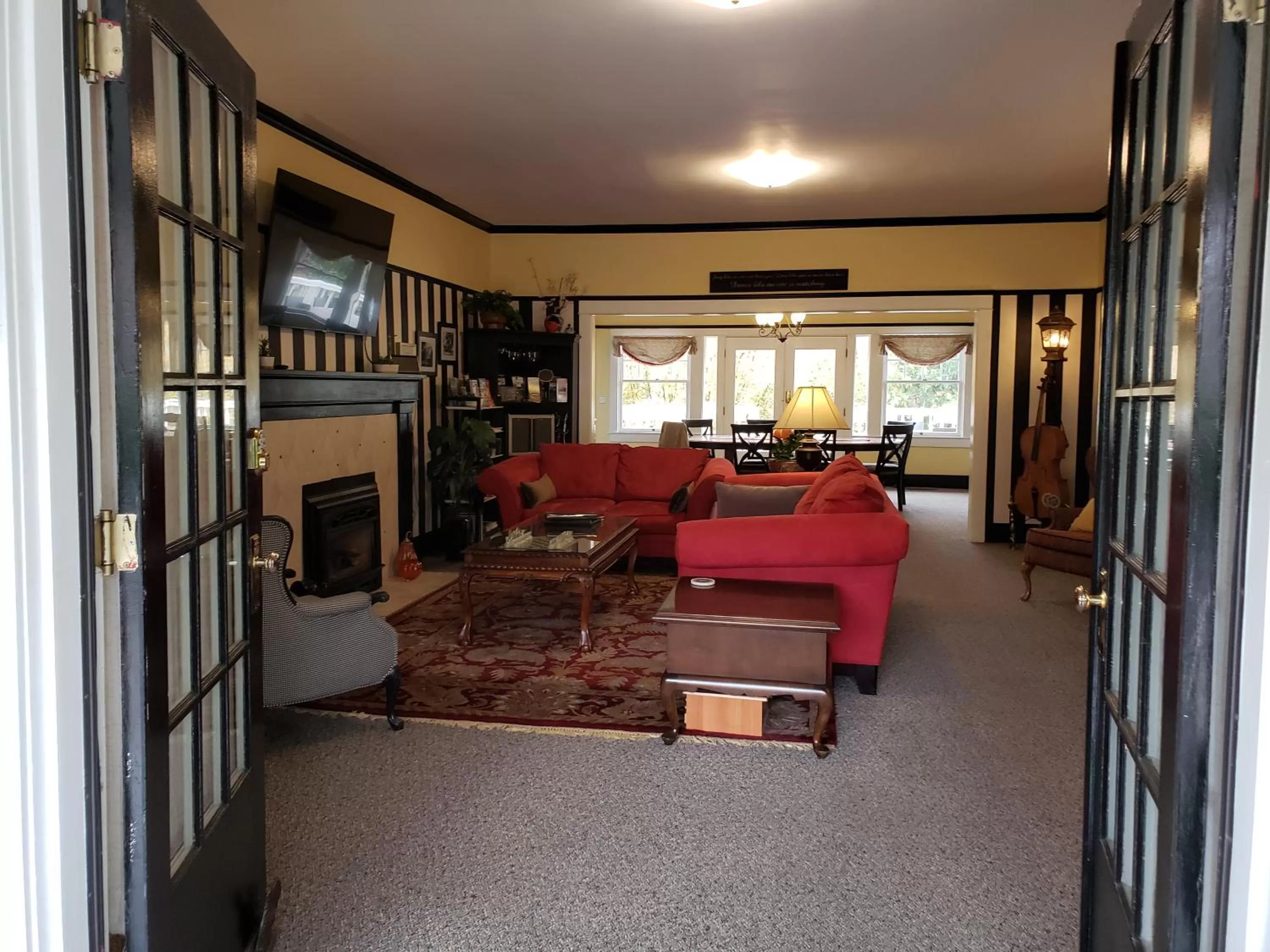 Communal lounge/ TV room in Bayberry Inn B&B and Oregon Wellness Retreat