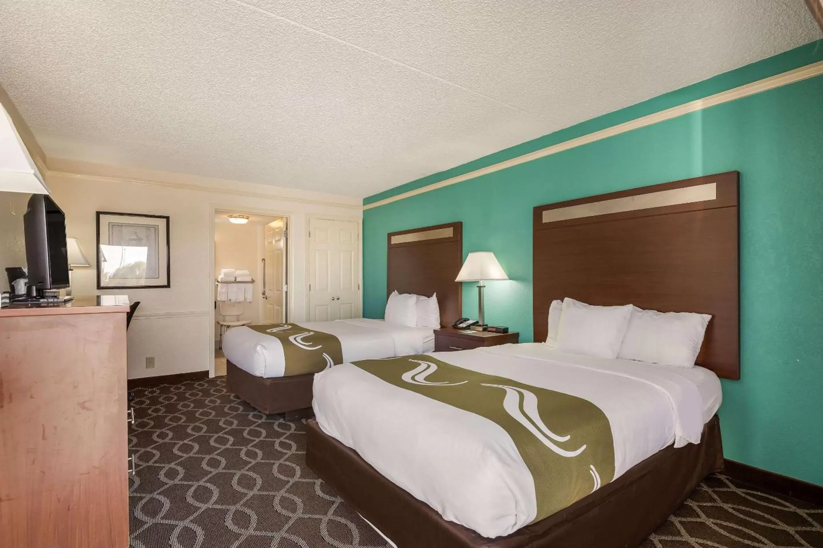 Photo of the whole room, Bed in Quality Inn Tulsa Central