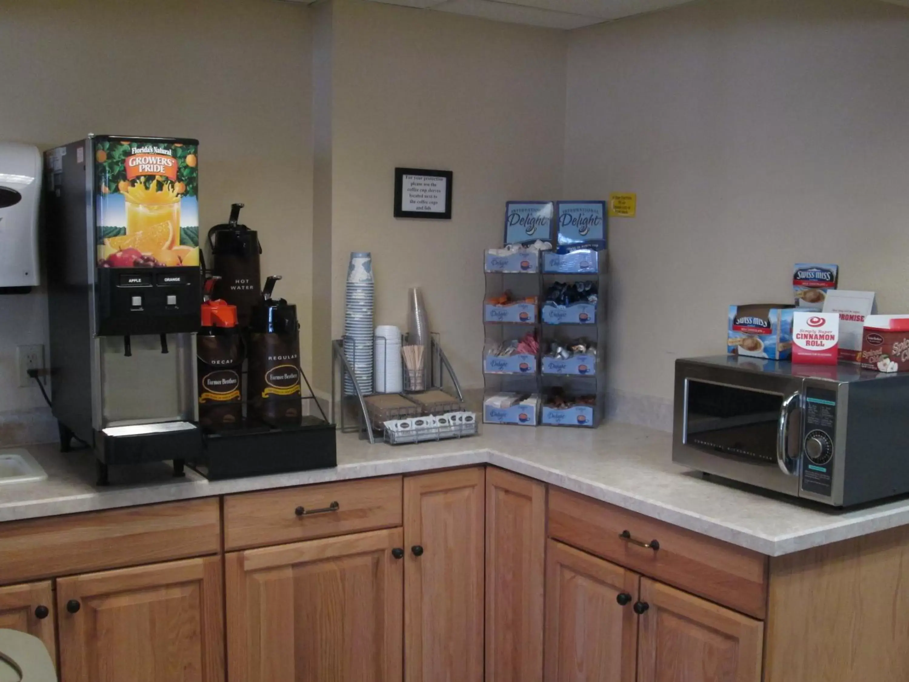 Coffee/tea facilities in Super 8 by Wyndham Columbus