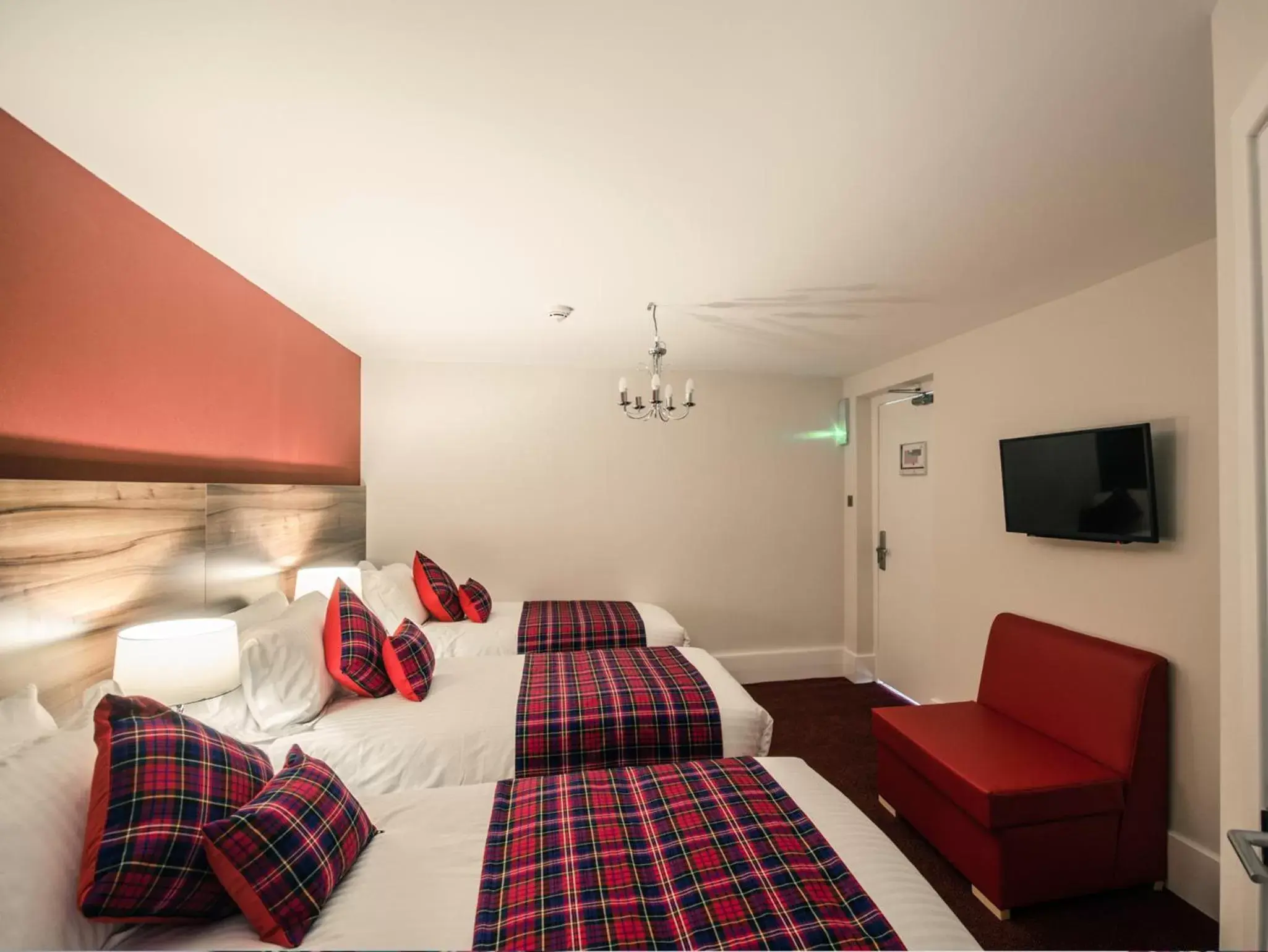 Communal lounge/ TV room, Bed in Argyll Western Hotel