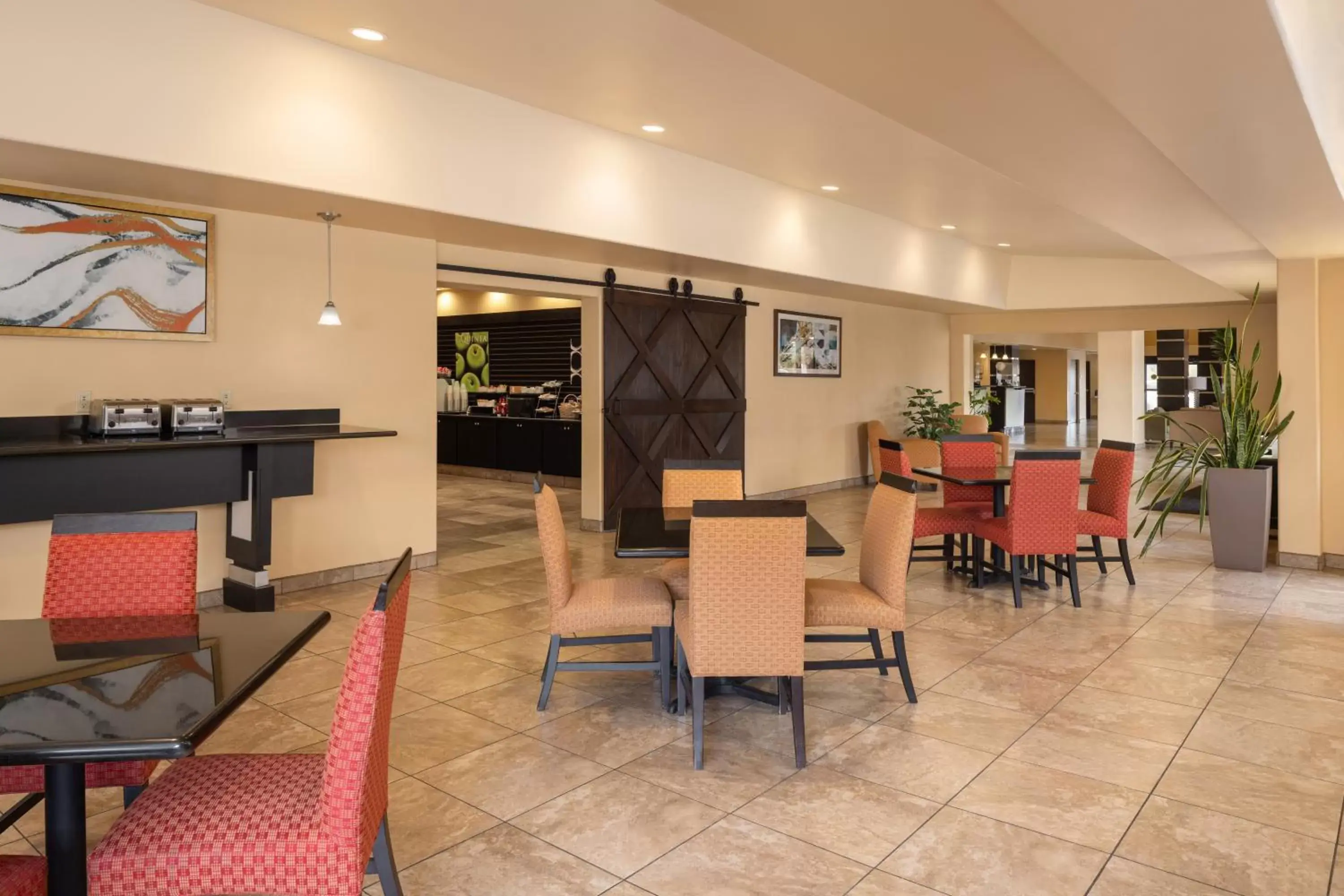 Seating area, Restaurant/Places to Eat in La Quinta by Wyndham Tucson - Reid Park
