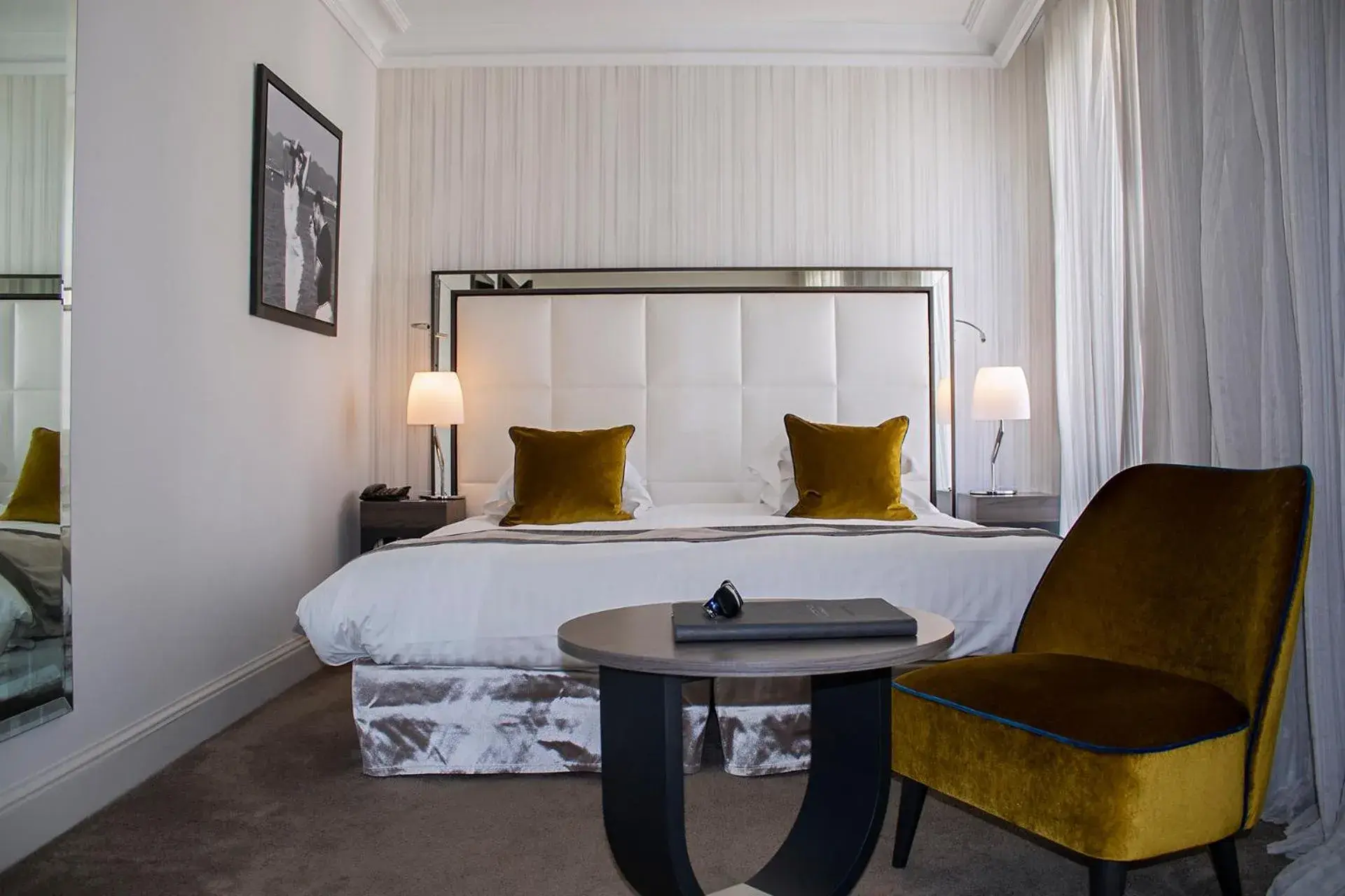 Photo of the whole room, Bed in Hôtel Le Canberra