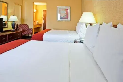 Photo of the whole room, Bed in Holiday Inn Express Hotel Fort Campbell-Oak Grove, an IHG Hotel