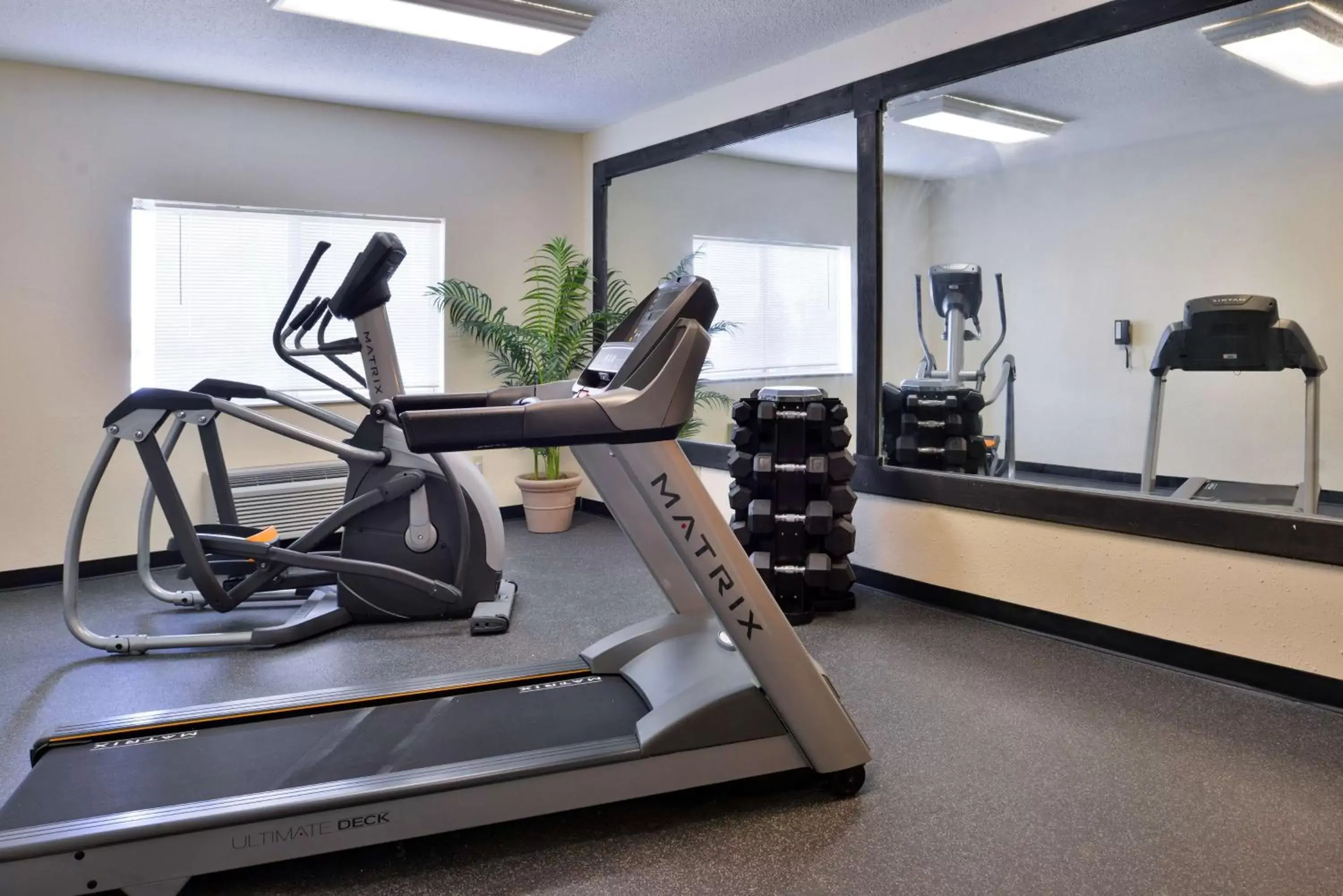Fitness centre/facilities, Fitness Center/Facilities in SureStay Plus Hotel by Best Western Ottumwa
