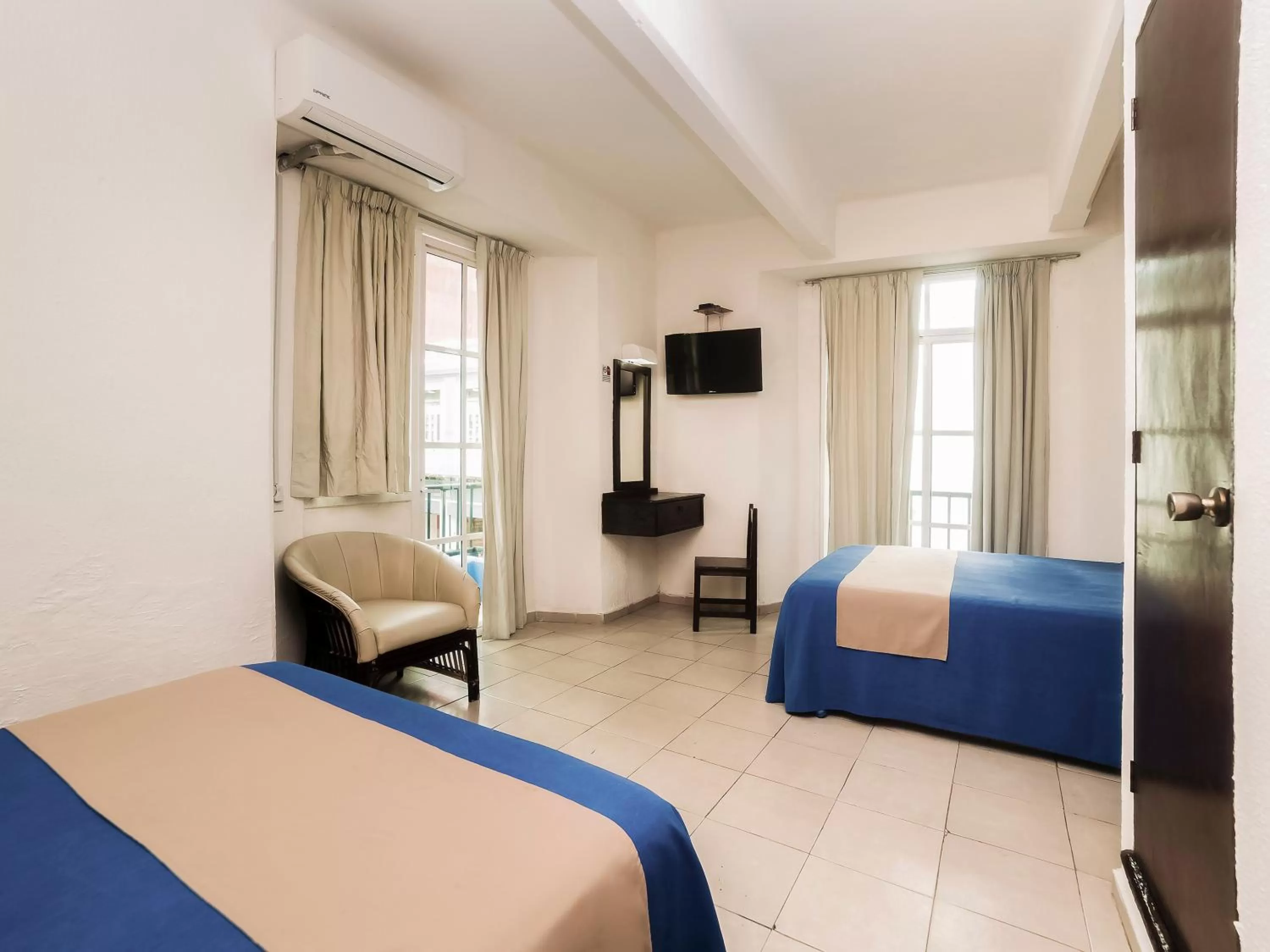 Communal lounge/ TV room, Bed in Hotel Trianon