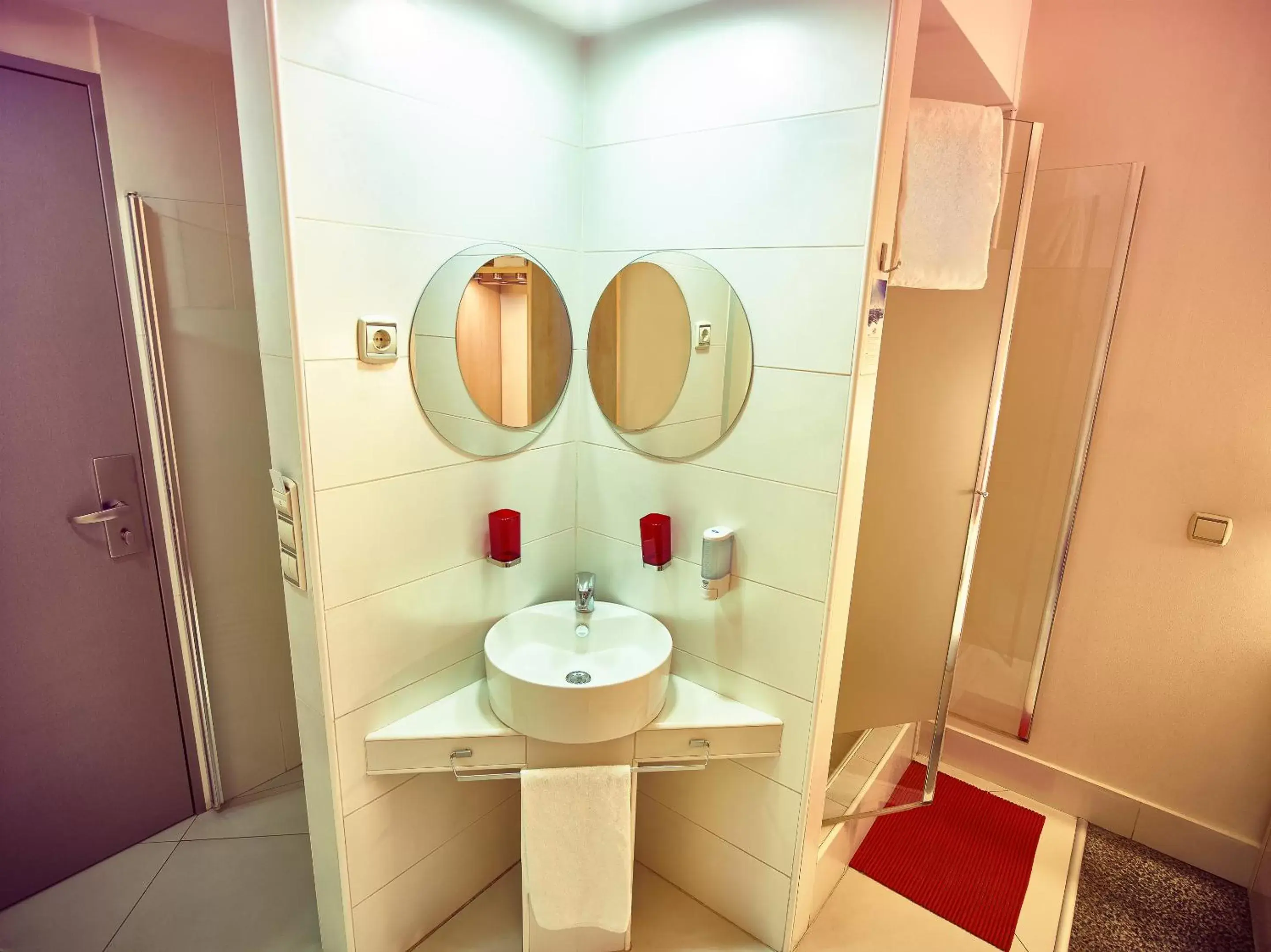 Bathroom in Hello Hotels Gara de Nord