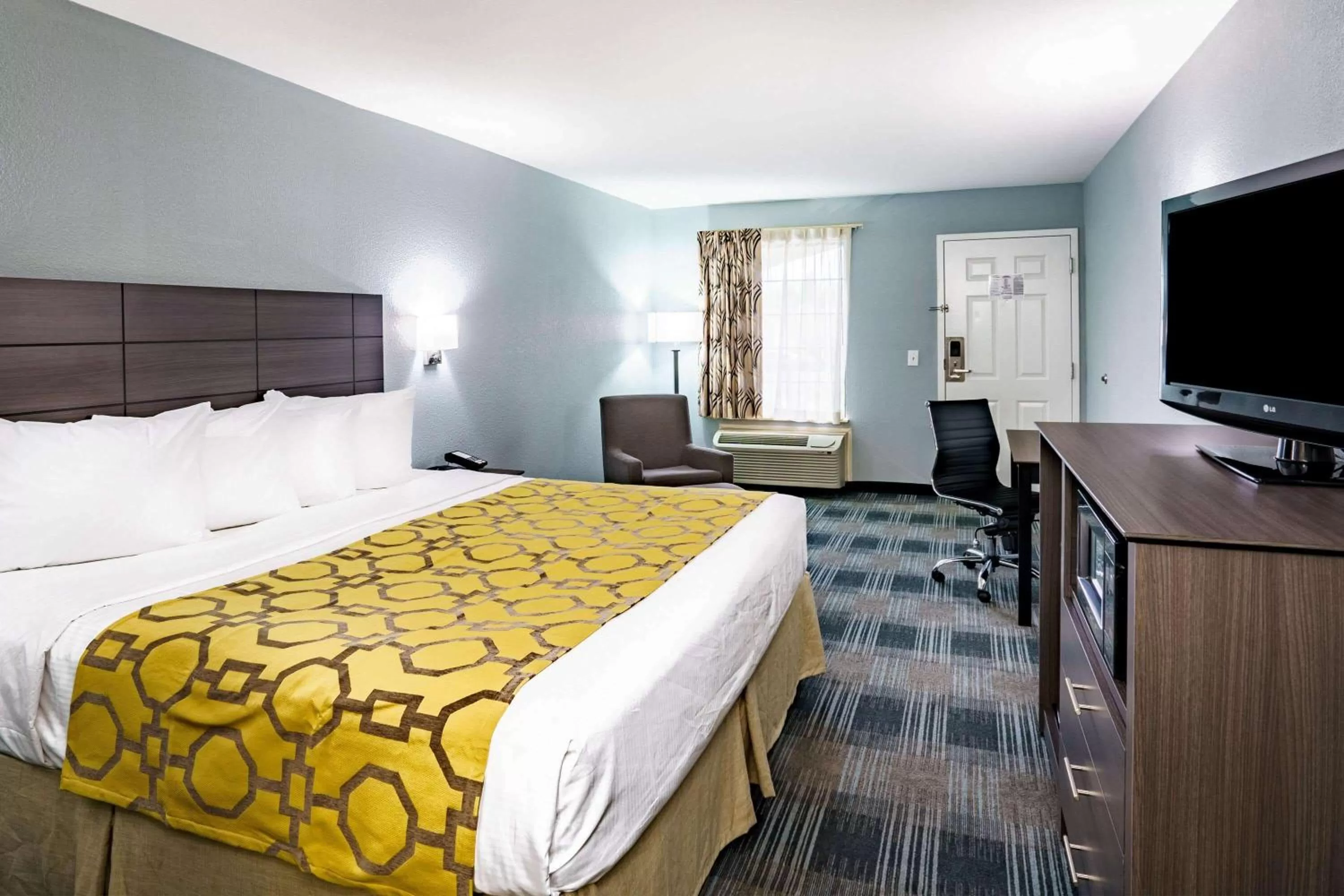 Photo of the whole room, Bed in Baymont by Wyndham Gallatin