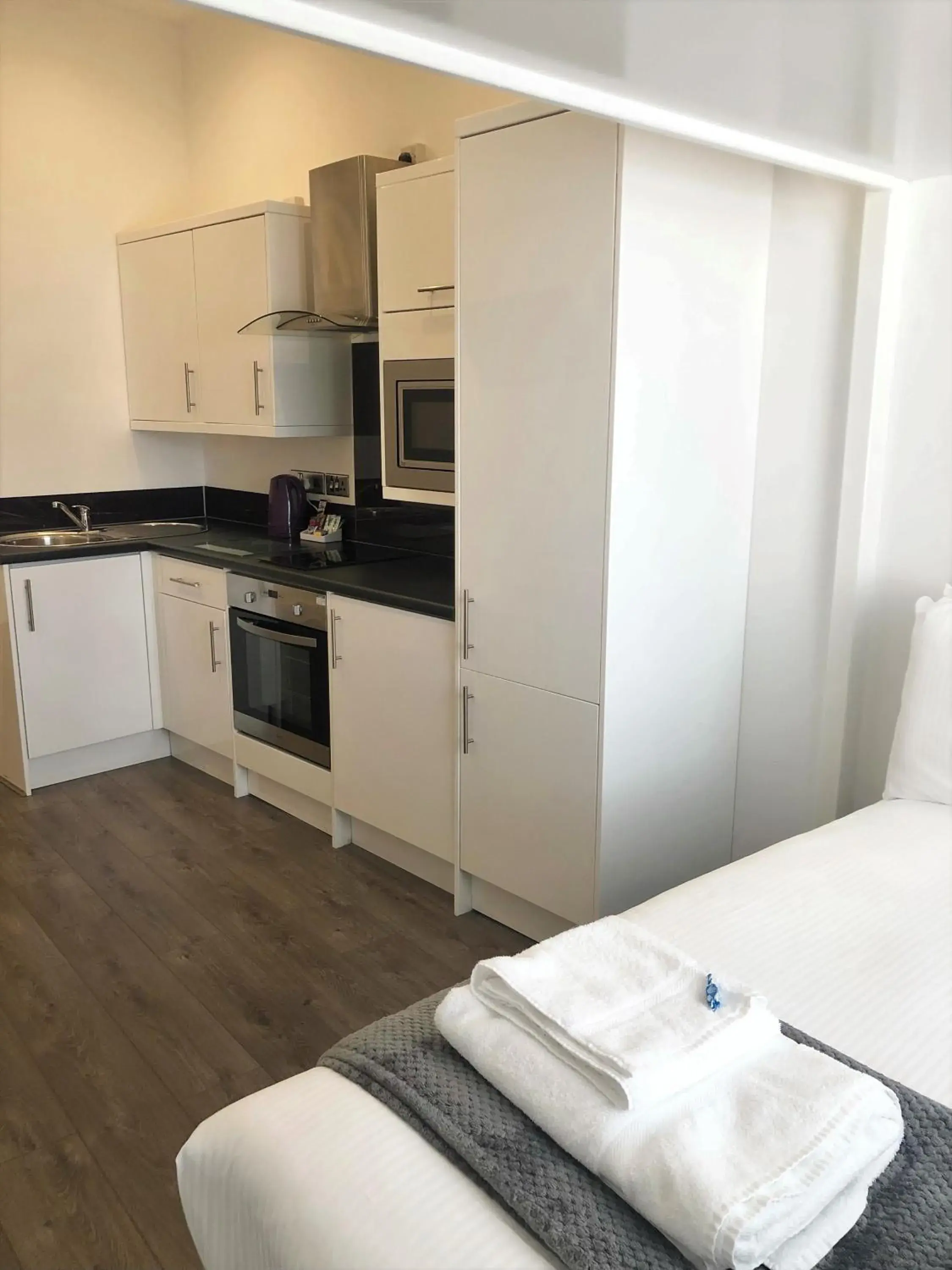 Bed, Kitchen/Kitchenette in FoxHouse Studio Apartments