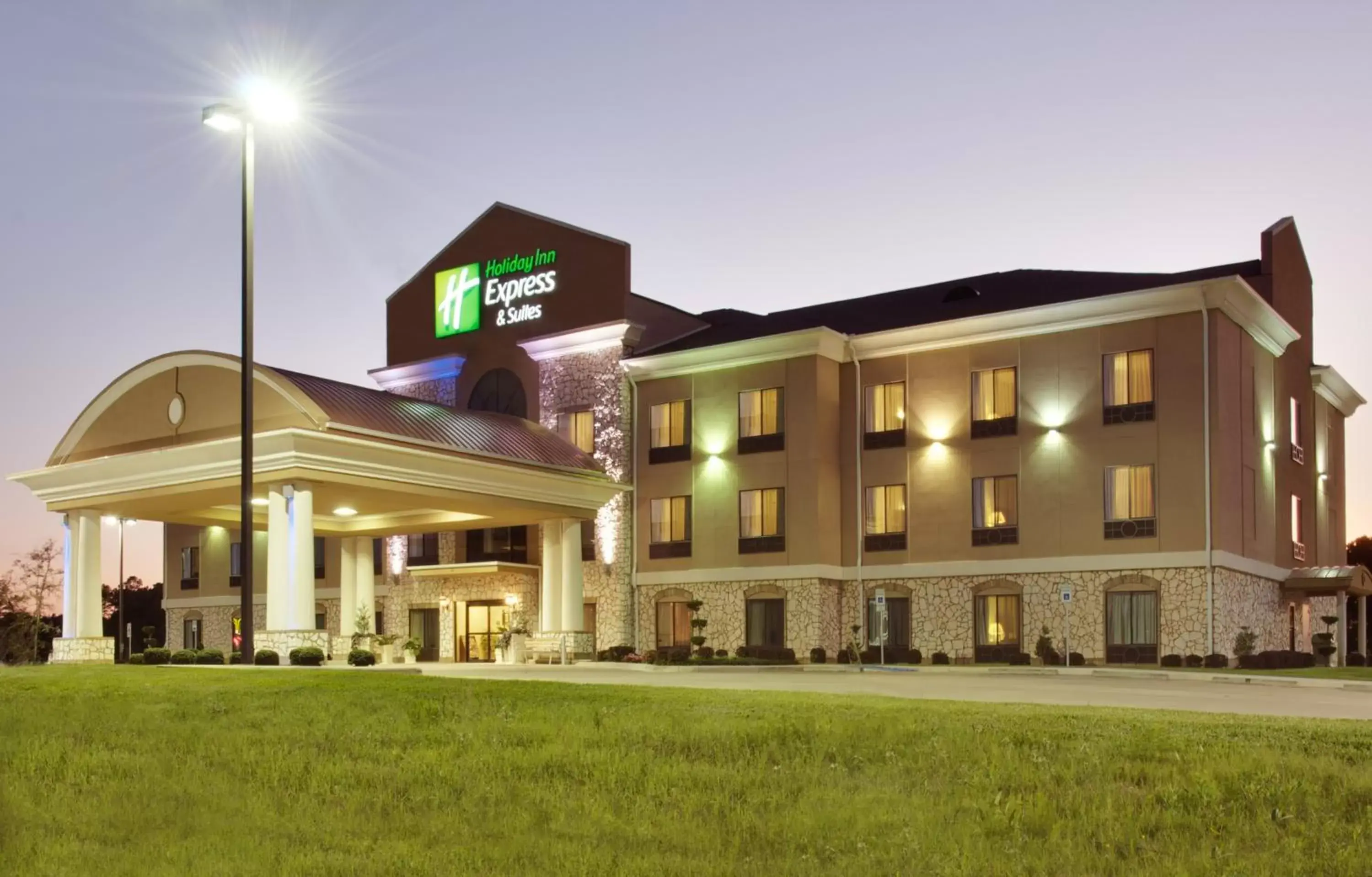 Property Building in Holiday Inn Express Hotel & Suites Center, an IHG Hotel