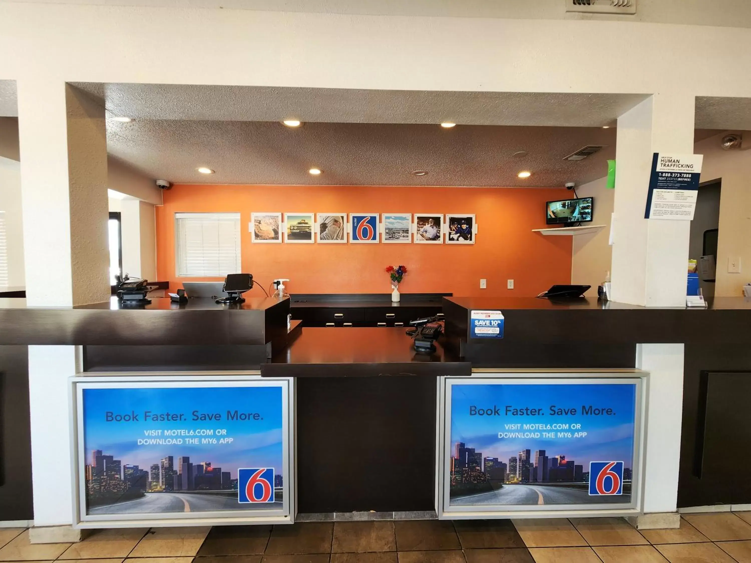 Lobby or reception in Motel 6-Baytown, TX - Baytown East