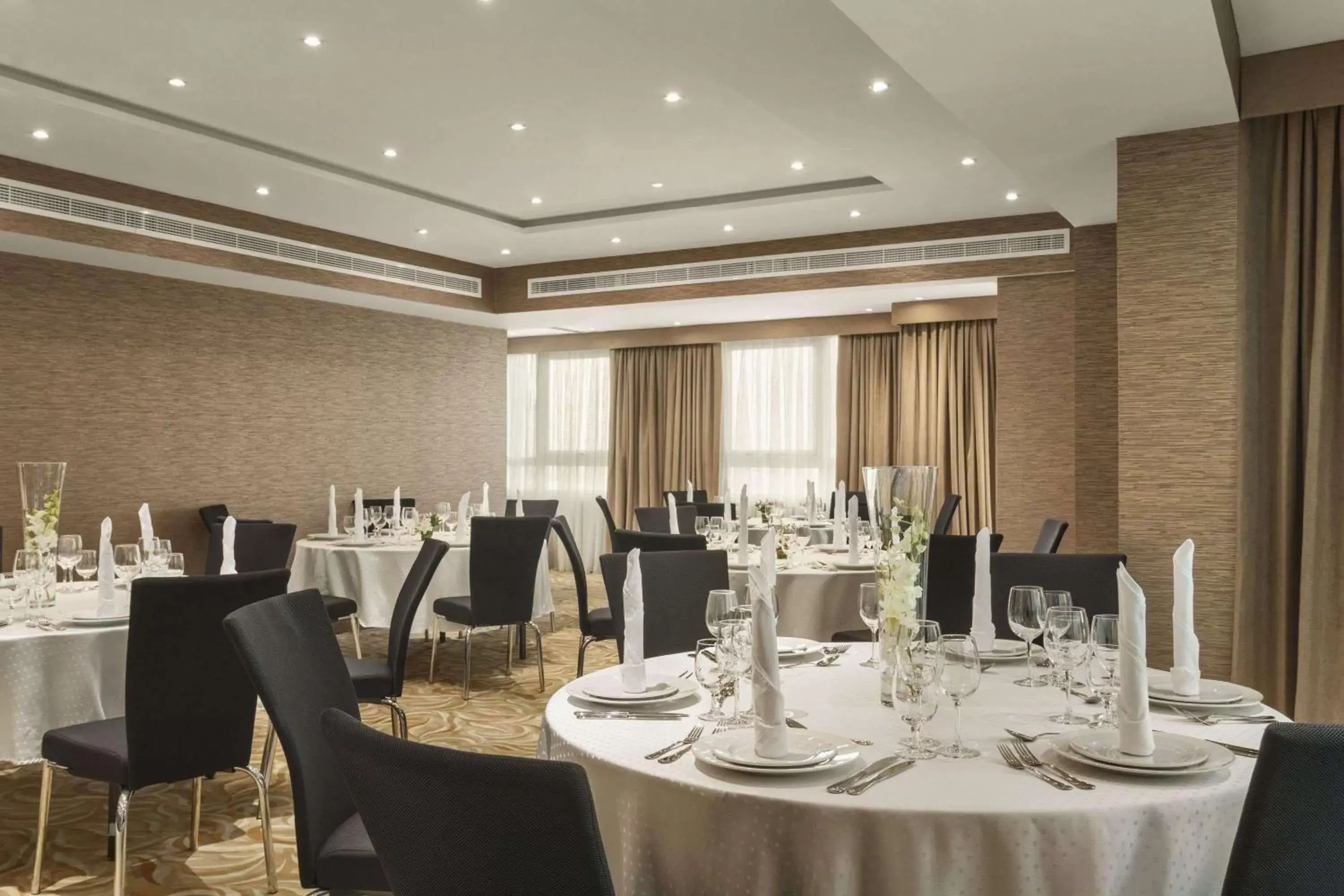 On site, Restaurant/Places to Eat in Hawthorn Suites by Wyndham Abu Dhabi City Center