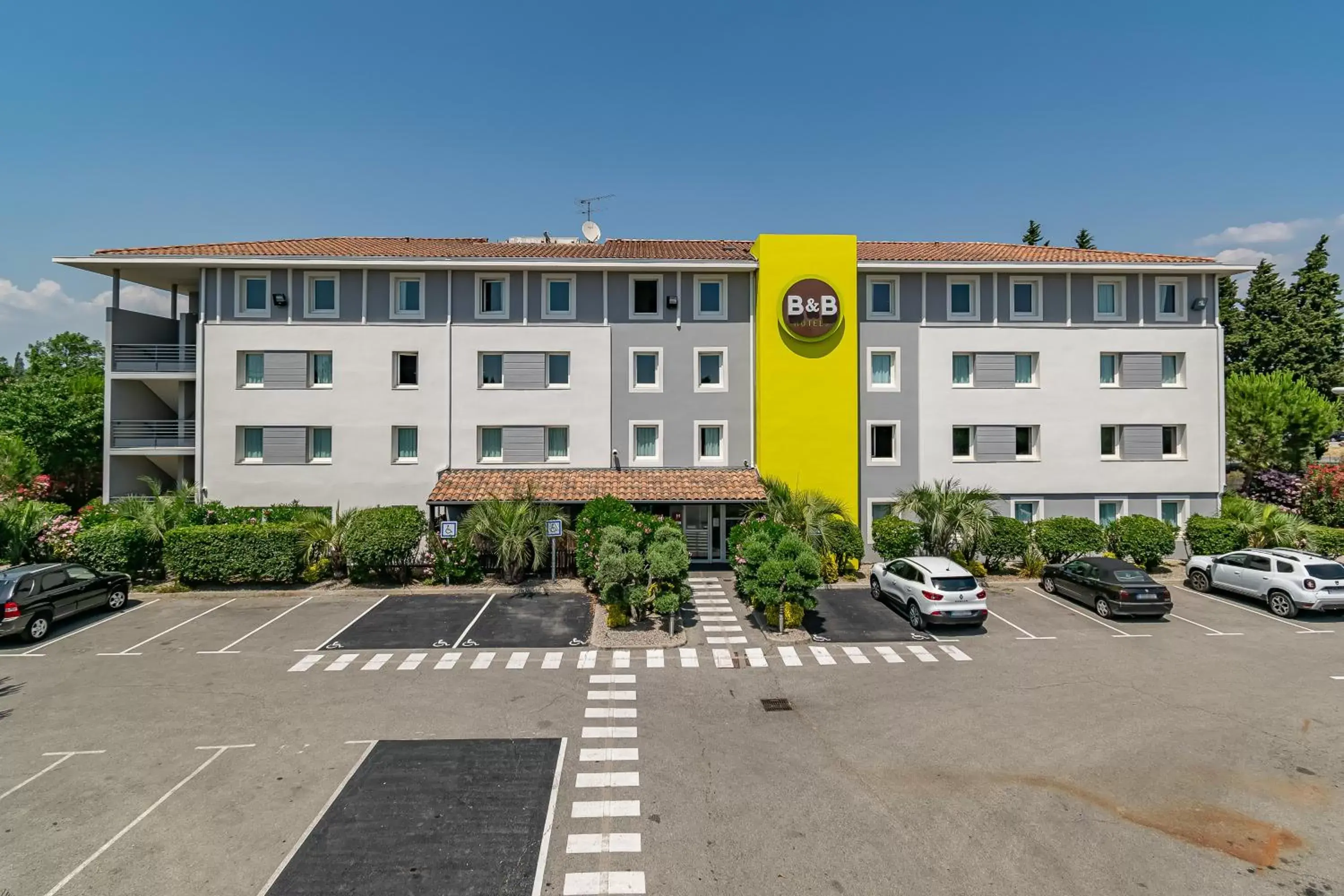 Facade/entrance, Property Building in B&B HOTEL Salon de Provence