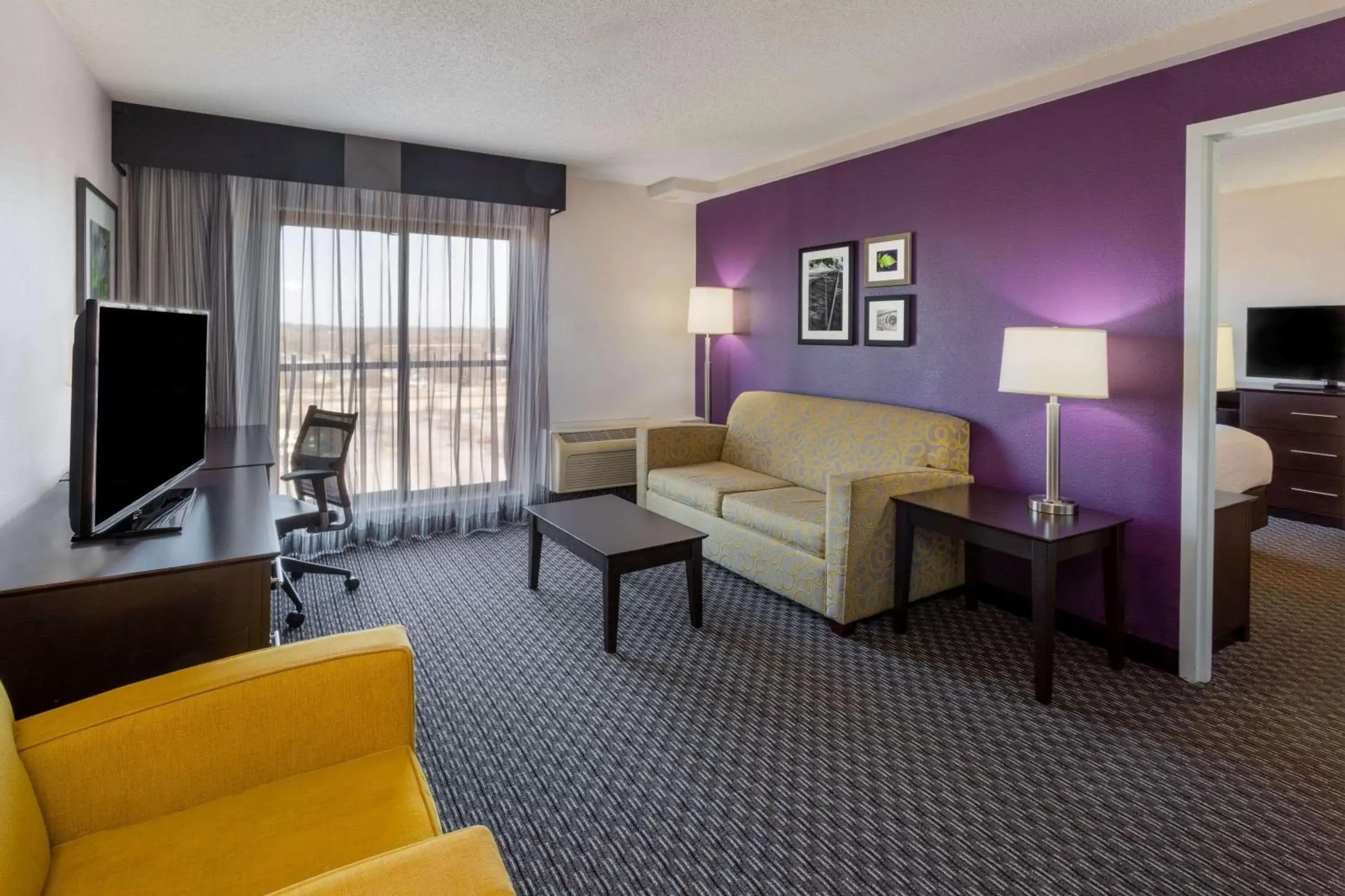 Photo of the whole room, Seating Area in La Quinta by Wyndham Minneapolis Bloomington W