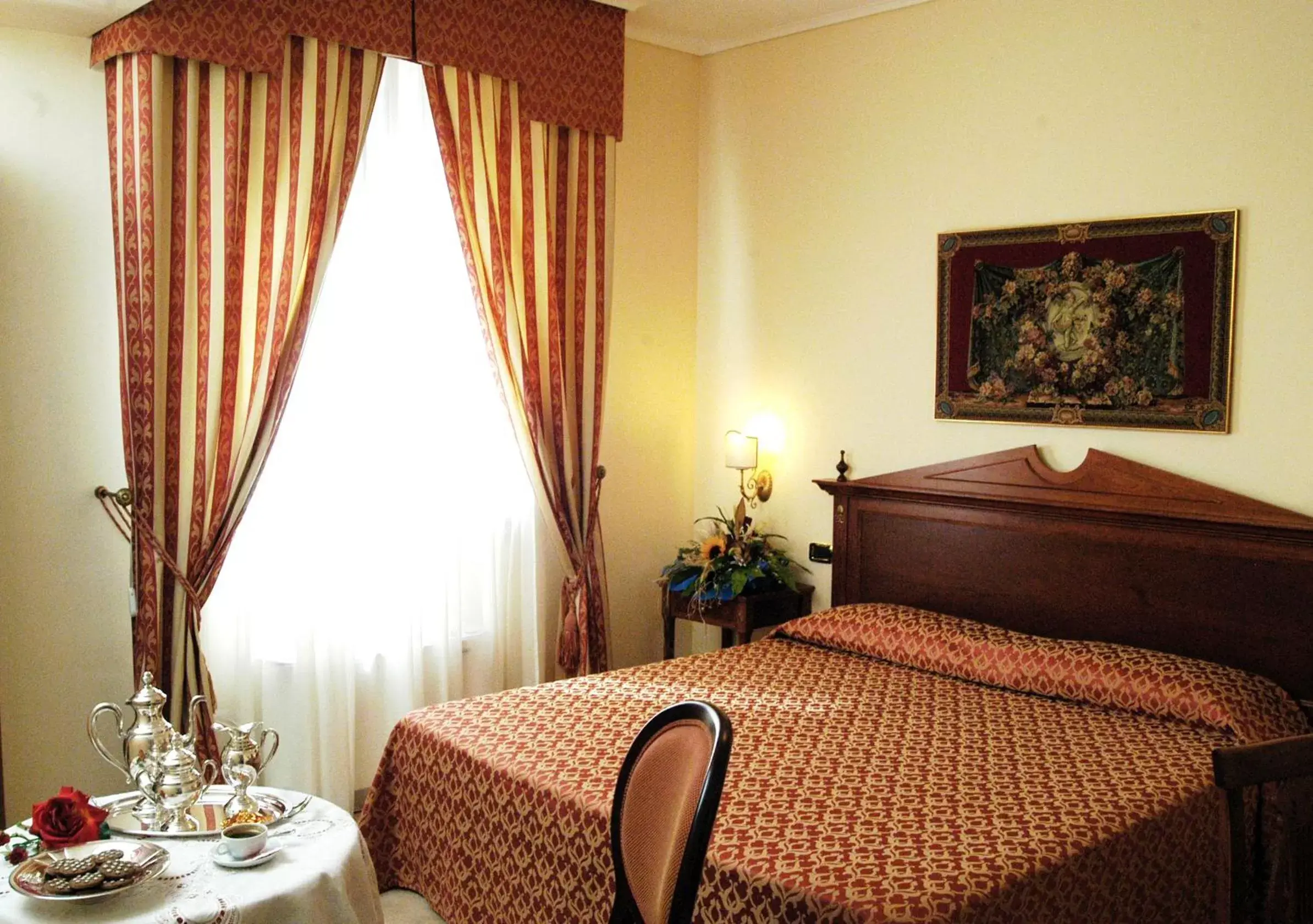 Photo of the whole room, Bed in D'Angelo Palace Hotel