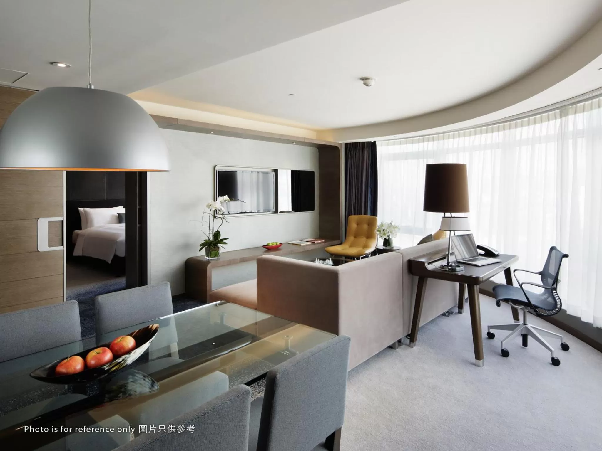 Bedroom in Royal Plaza Hotel