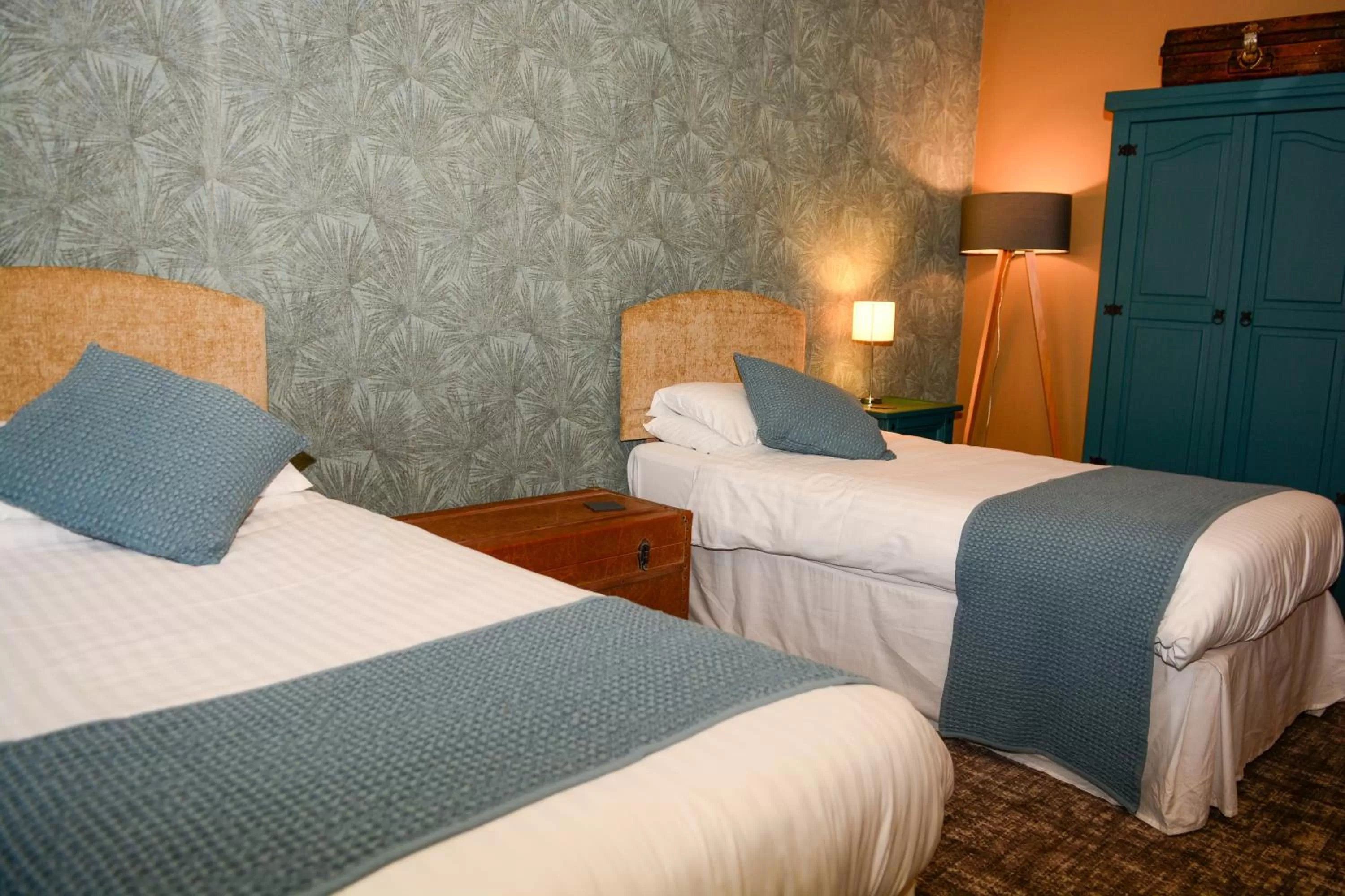 Bedroom, Bed in Plough Inn