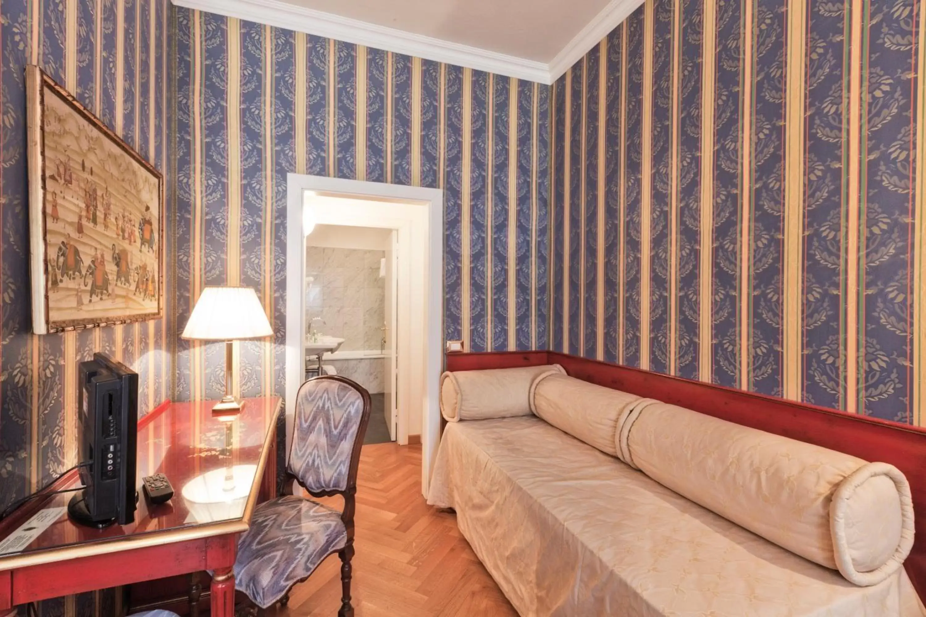 Bed, Seating Area in Palazzo Cendon Piano Antico