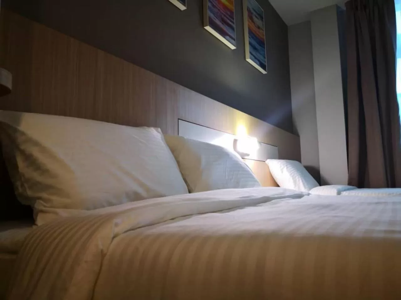 Bedroom, Bed in Walk In Hotel