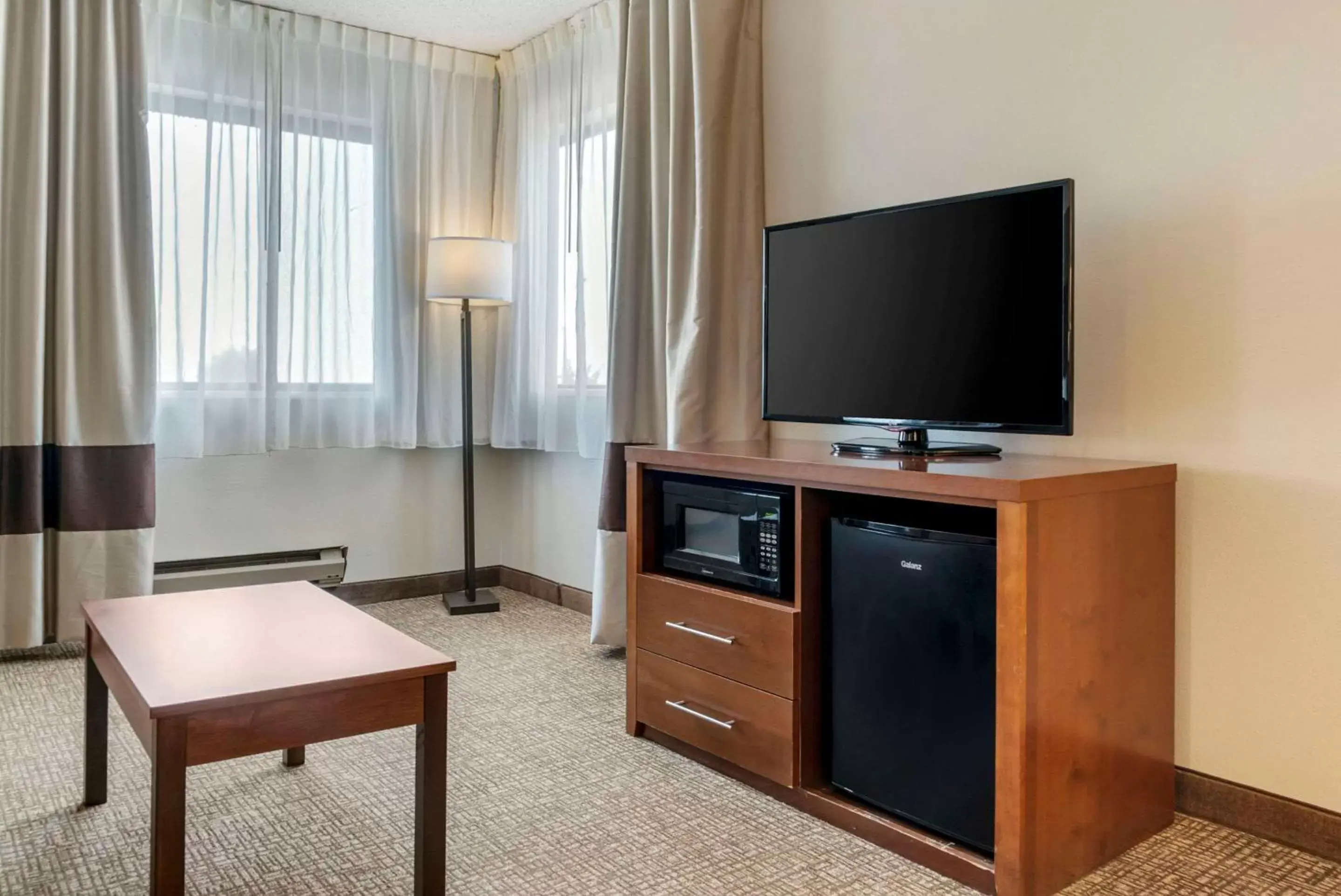 Bedroom, TV/Entertainment Center in Comfort Inn