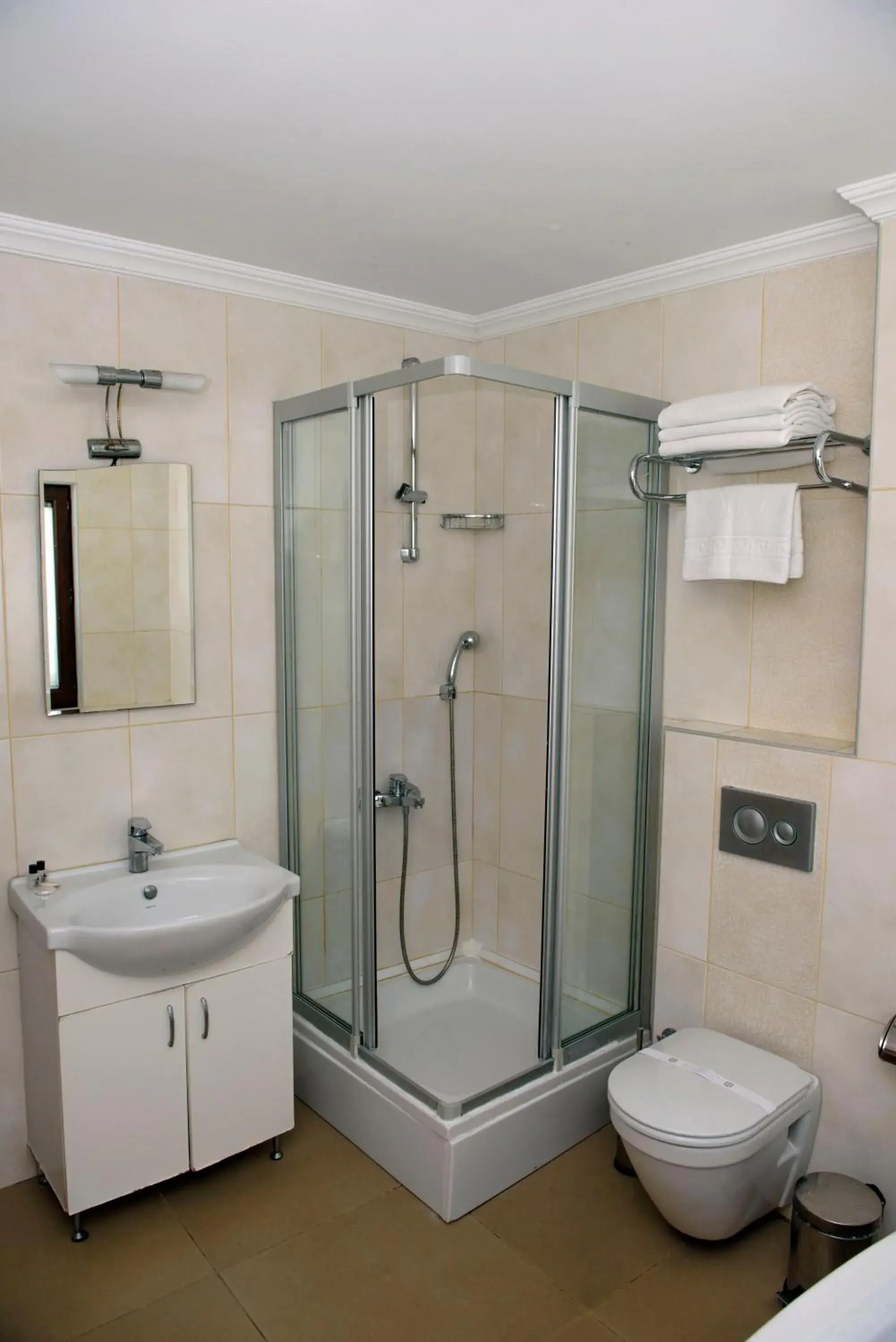 Shower, Bathroom in Tayahatun Hotel