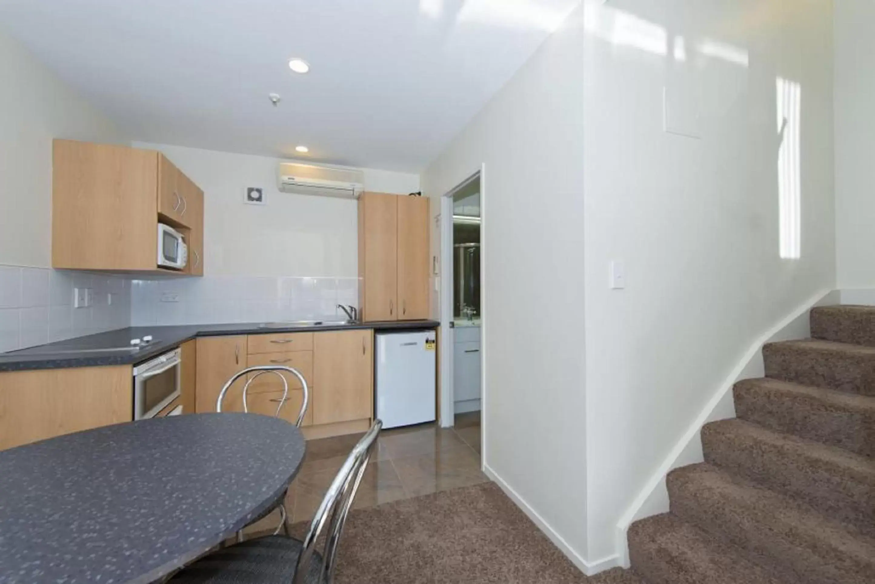 Kitchen or kitchenette, Kitchen/Kitchenette in Best Western Ellerslie International Hotel