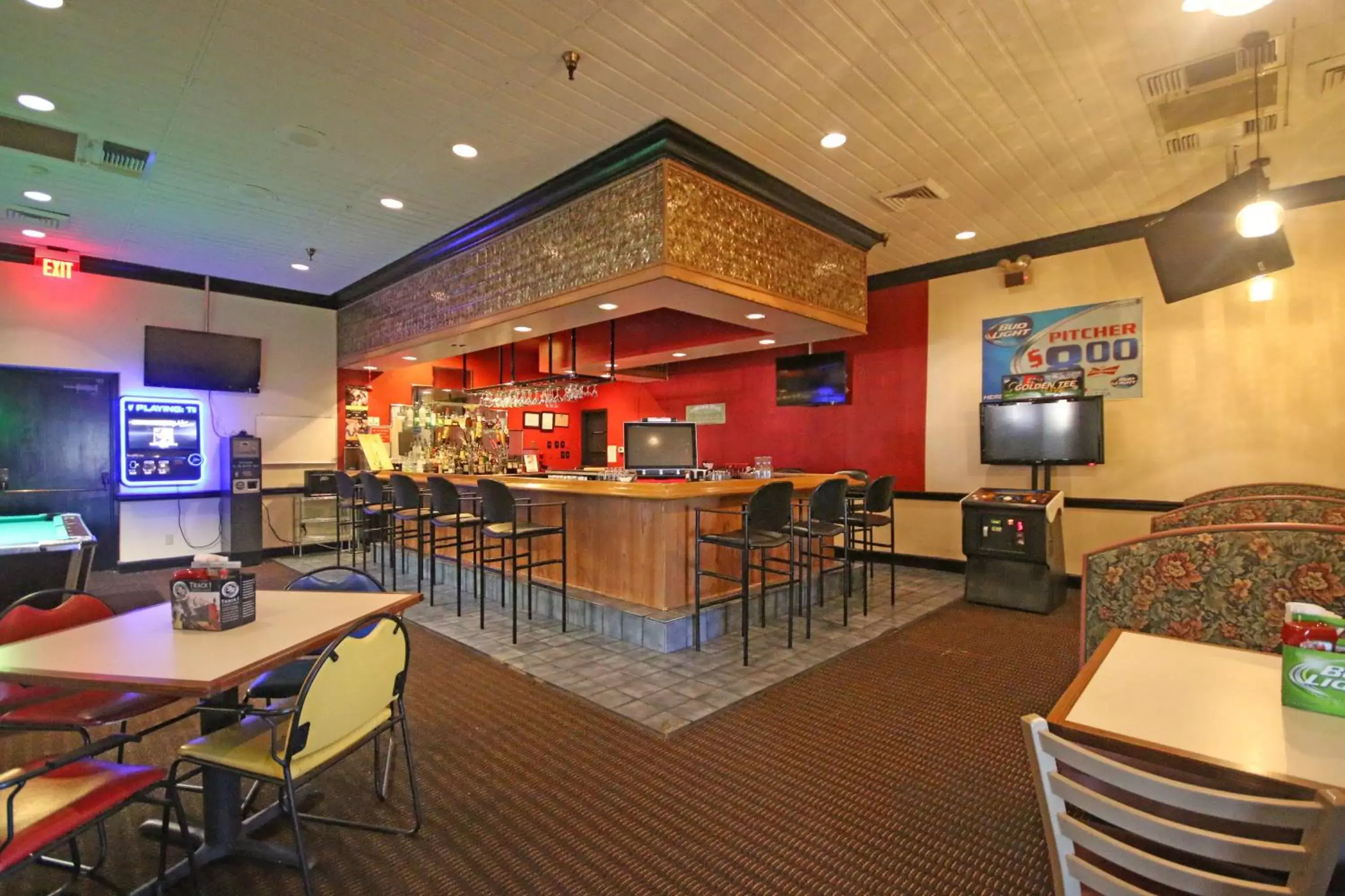 Lounge or bar, Restaurant/Places to Eat in Ramada by Wyndham Wytheville