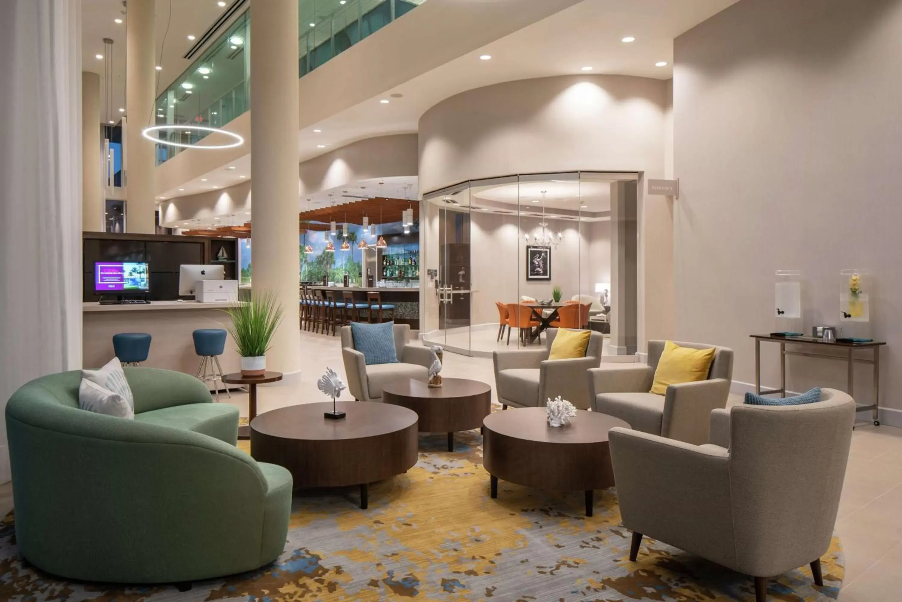 Lobby or reception, Lounge/Bar in DoubleTree by Hilton Miami Doral
