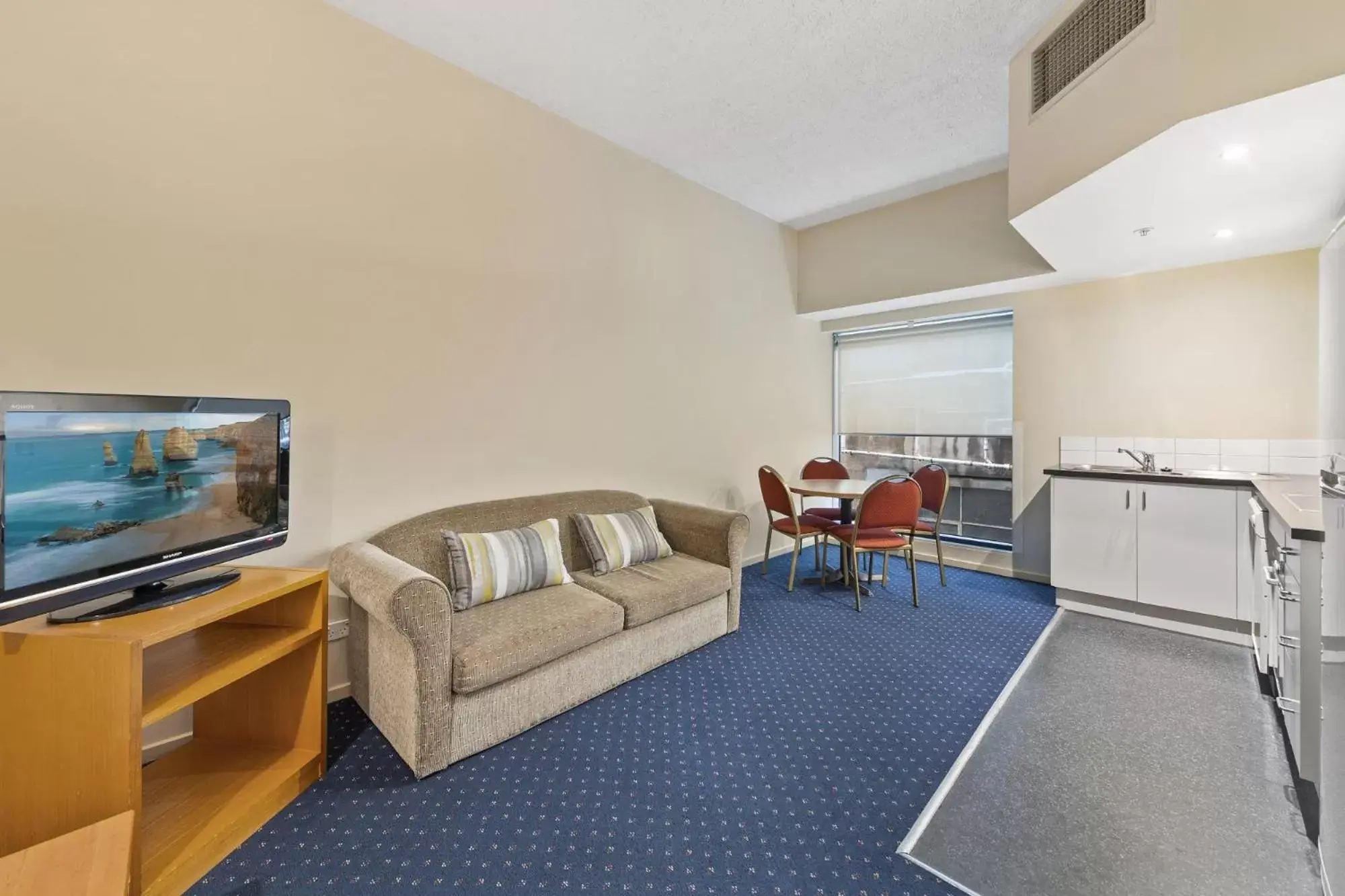 Living room, TV/Entertainment Center in YEHS Hotel Melbourne CBD