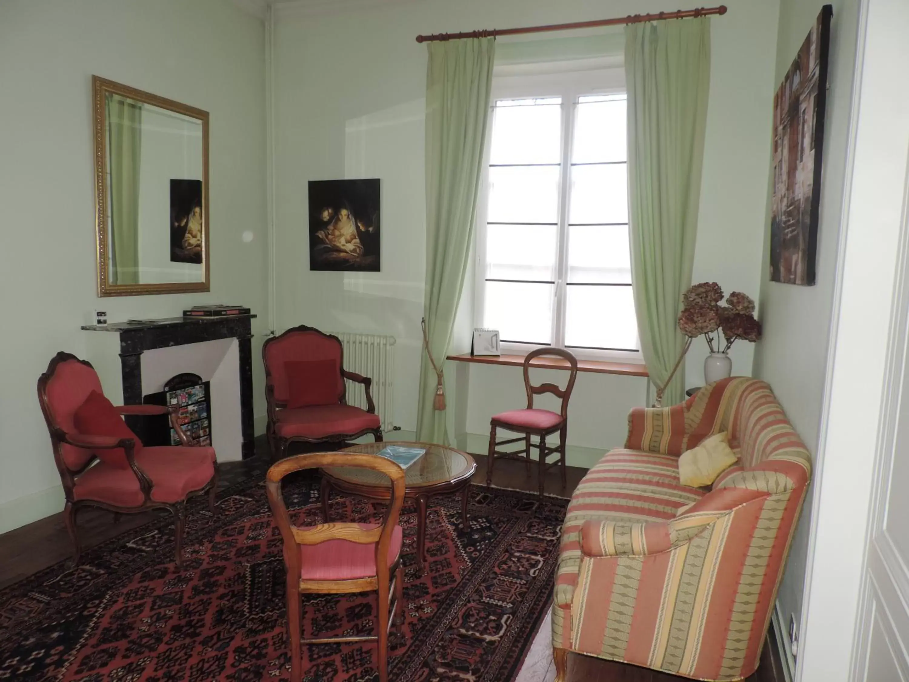 Library, Seating Area in Cèdre et Charme