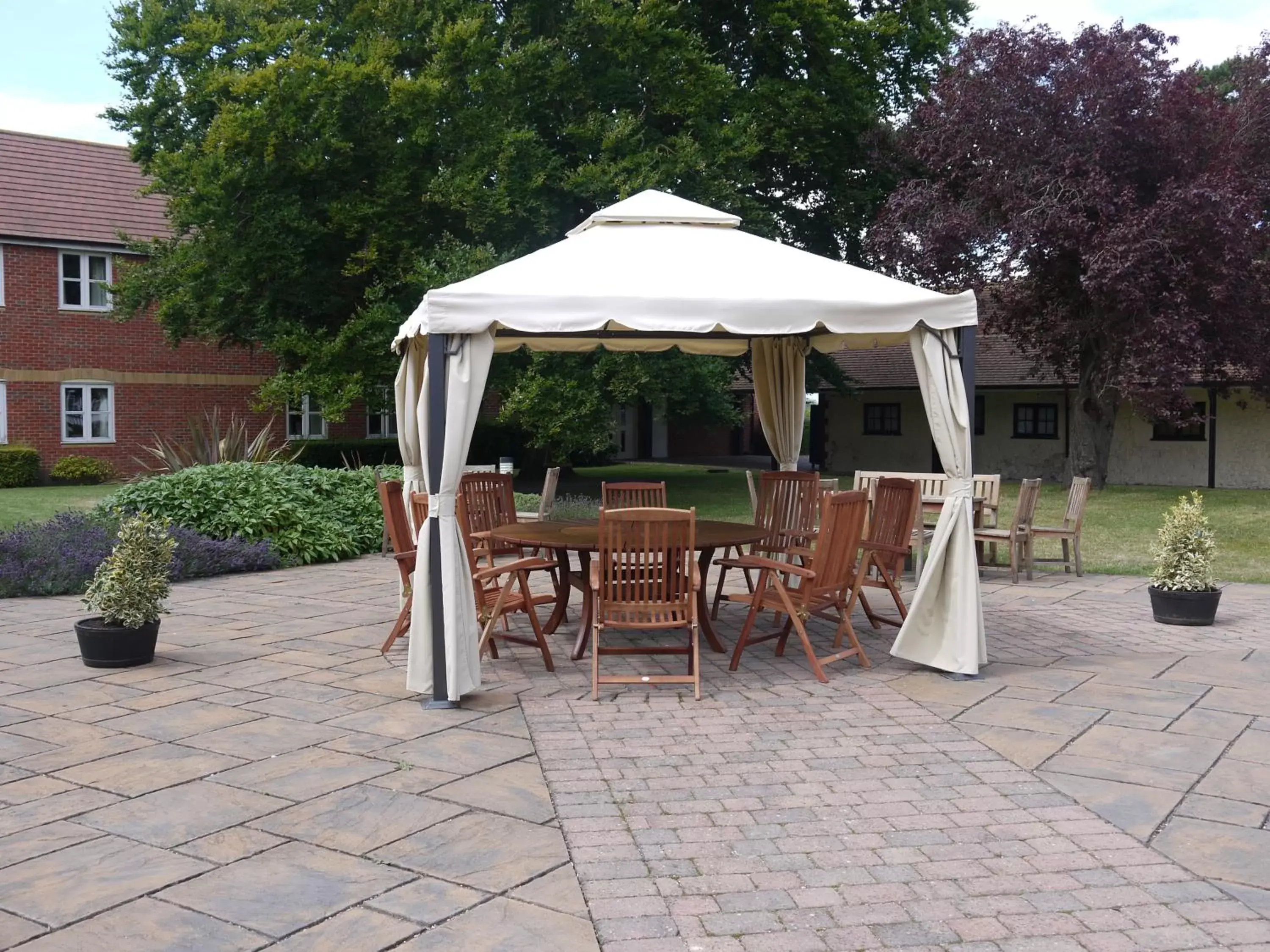 Patio in Mercure Thame Lambert Hotel