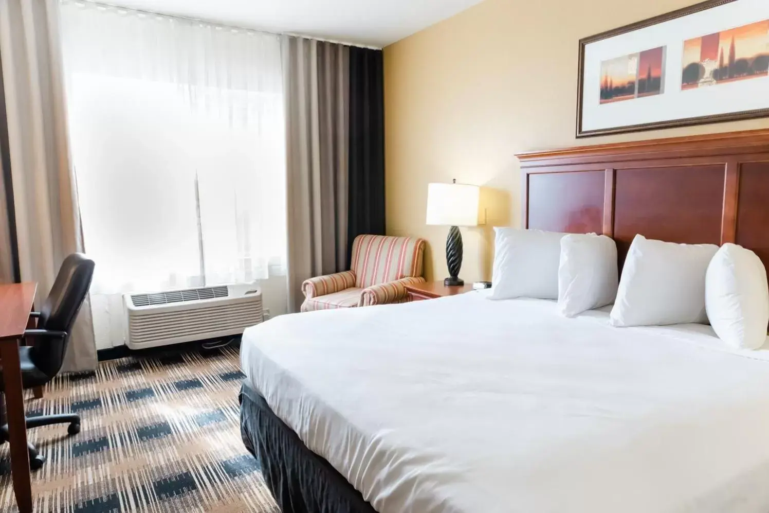 Bed in Country Inn & Suites by Radisson, Helen, GA