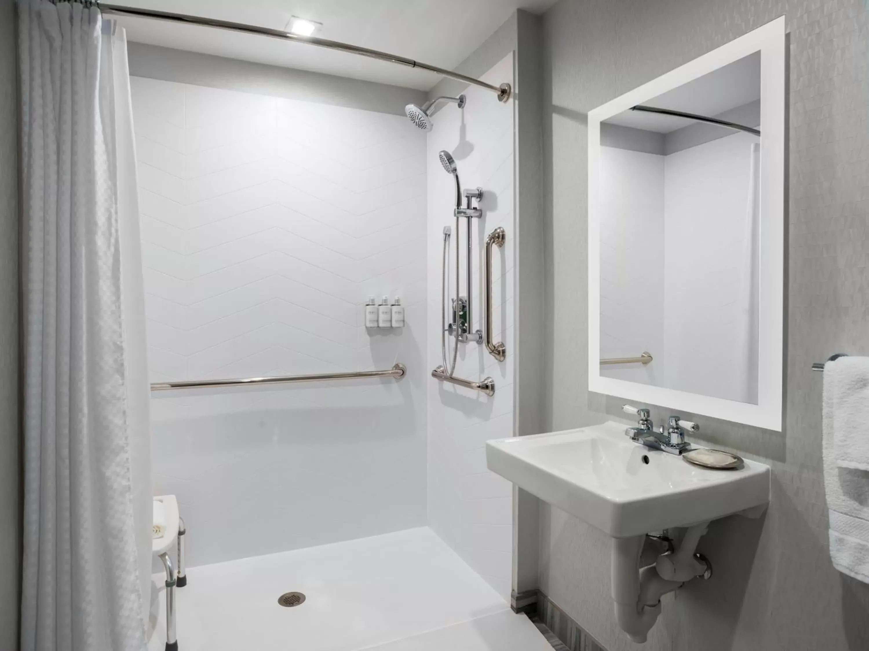 Bathroom in voco - The Cadence, an IHG Hotel