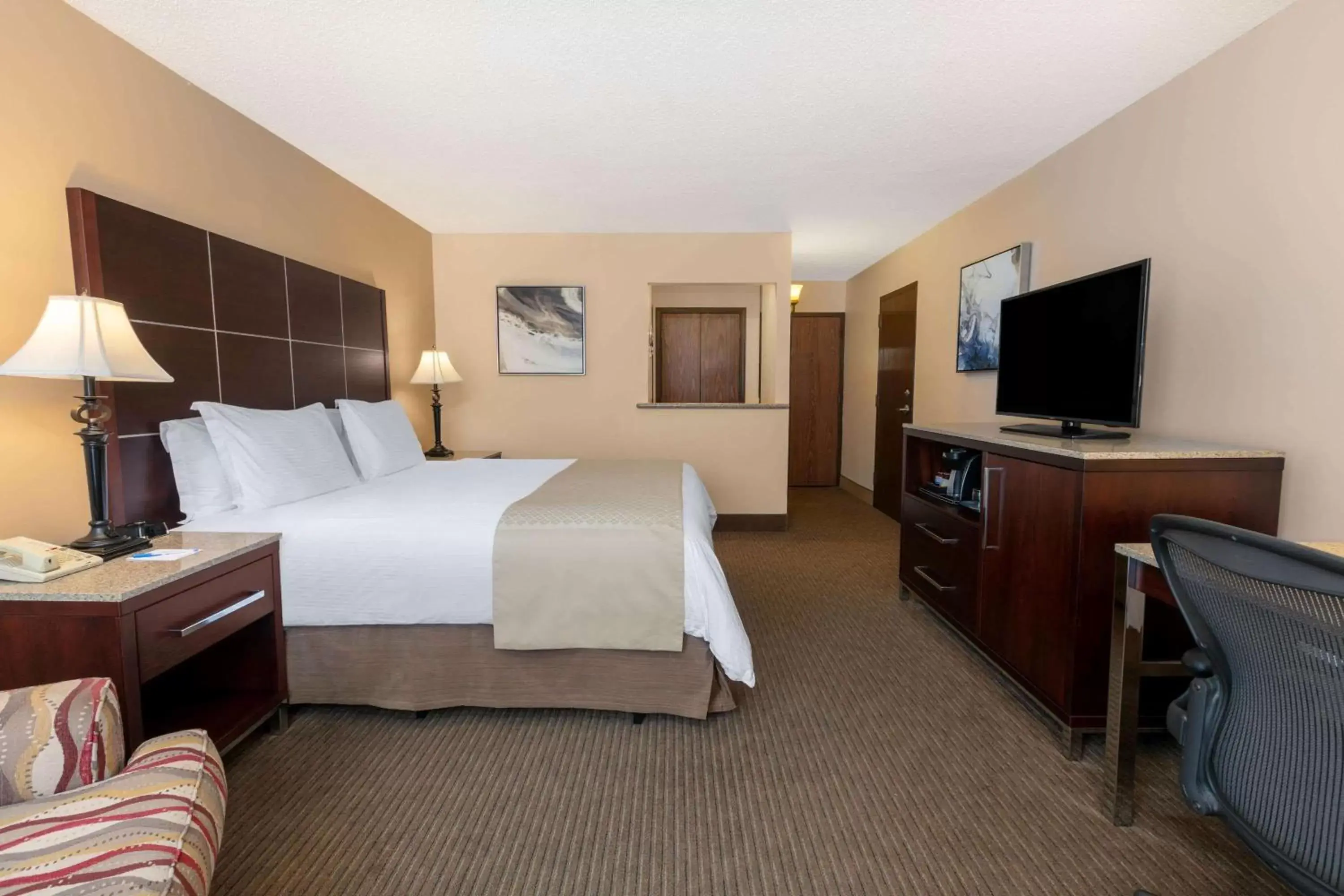 Photo of the whole room in Wyndham Riverfront Hotel