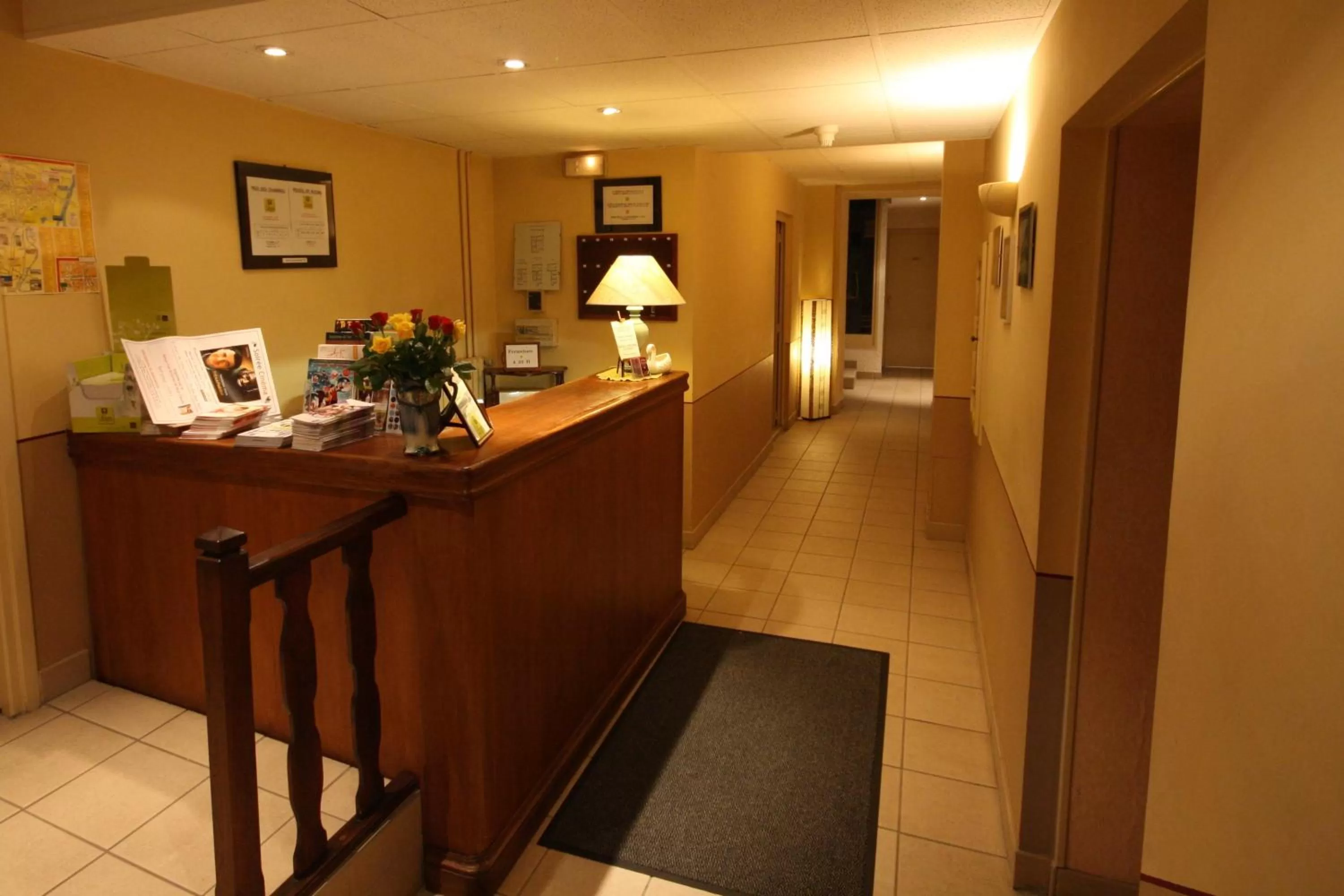Lobby or reception in Logis Hotel L'ange Couronne