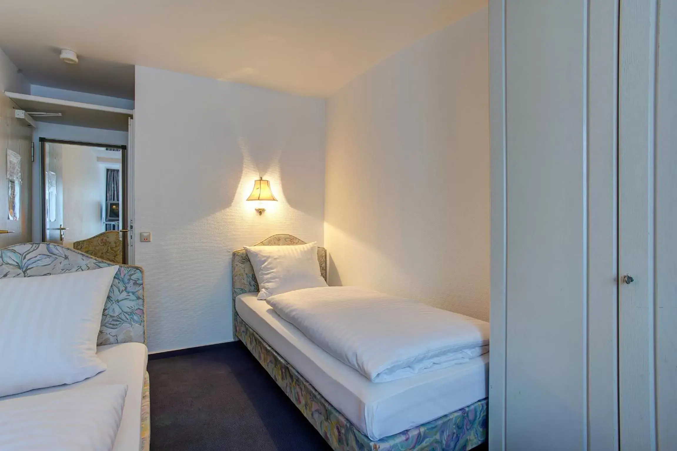 Photo of the whole room, Bed in Hotel Arde Köln Zentrum