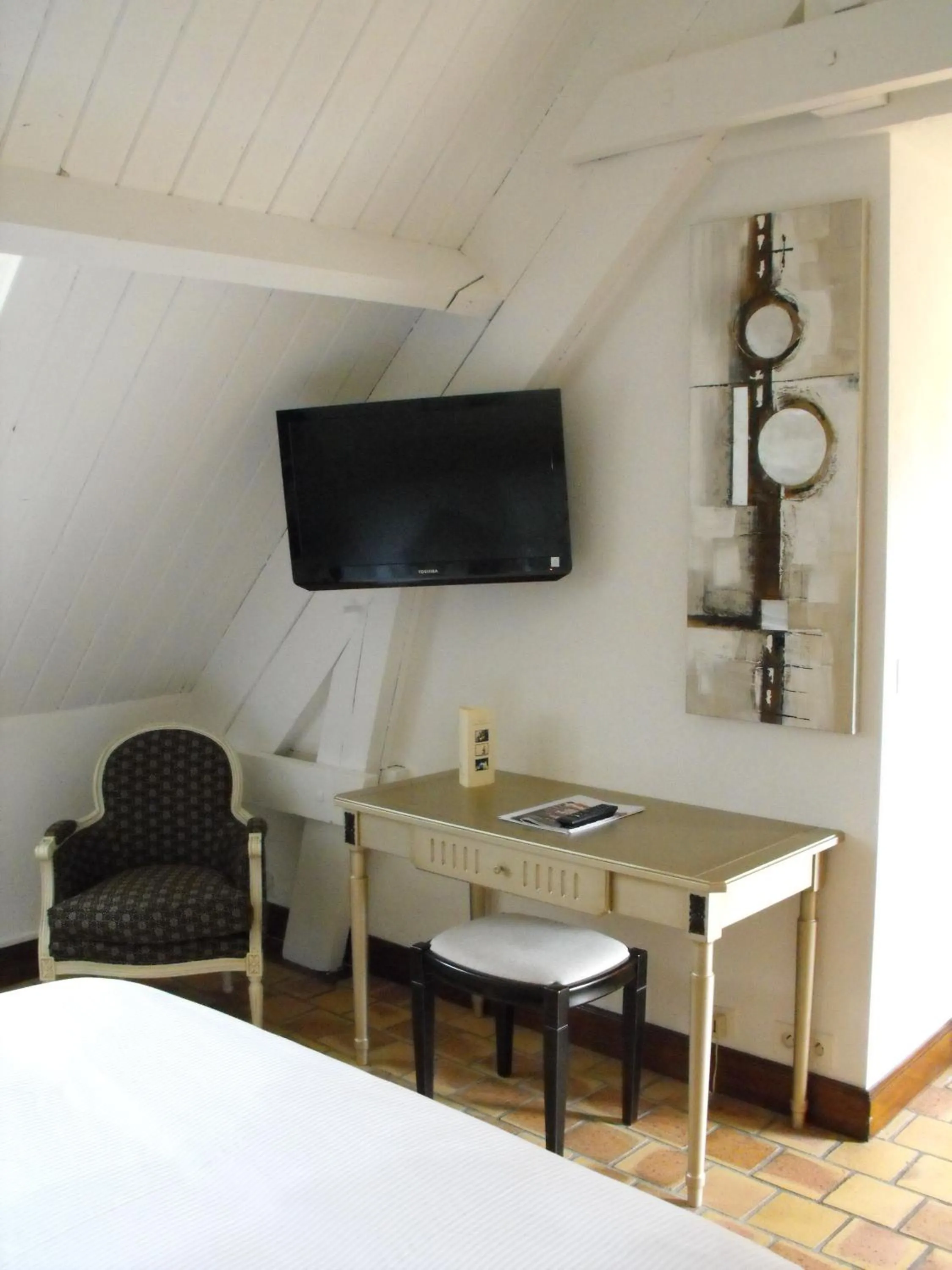 TV and multimedia, Bed in L'Orée des Chênes, The Originals Relais