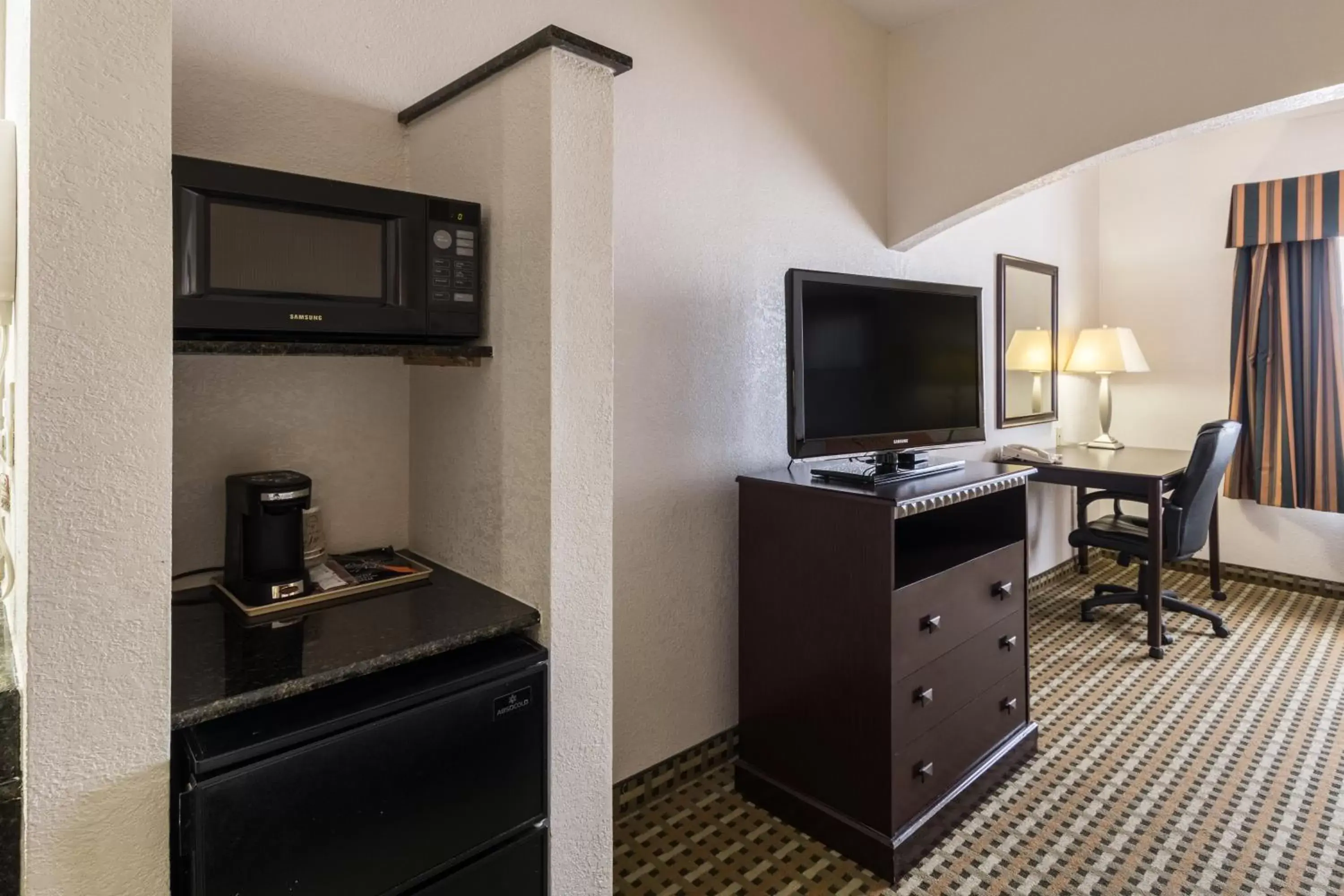 Queen Suite with Two Queen Beds - Non-Smoking in Quality Suites, Ft Worth Burleson
