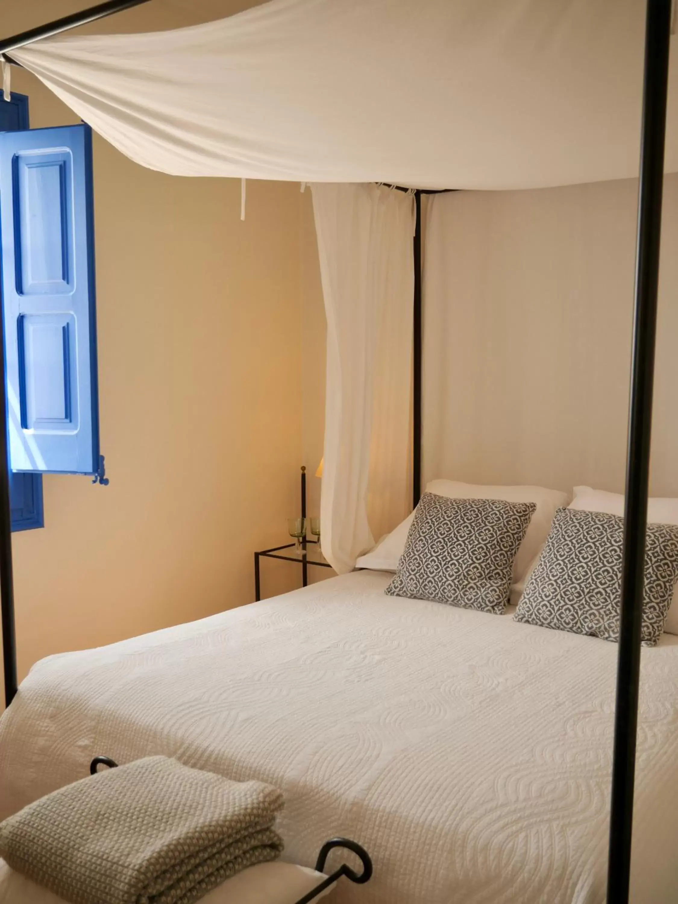 Bed in Hostal de la Plaça - Hotel Boutique