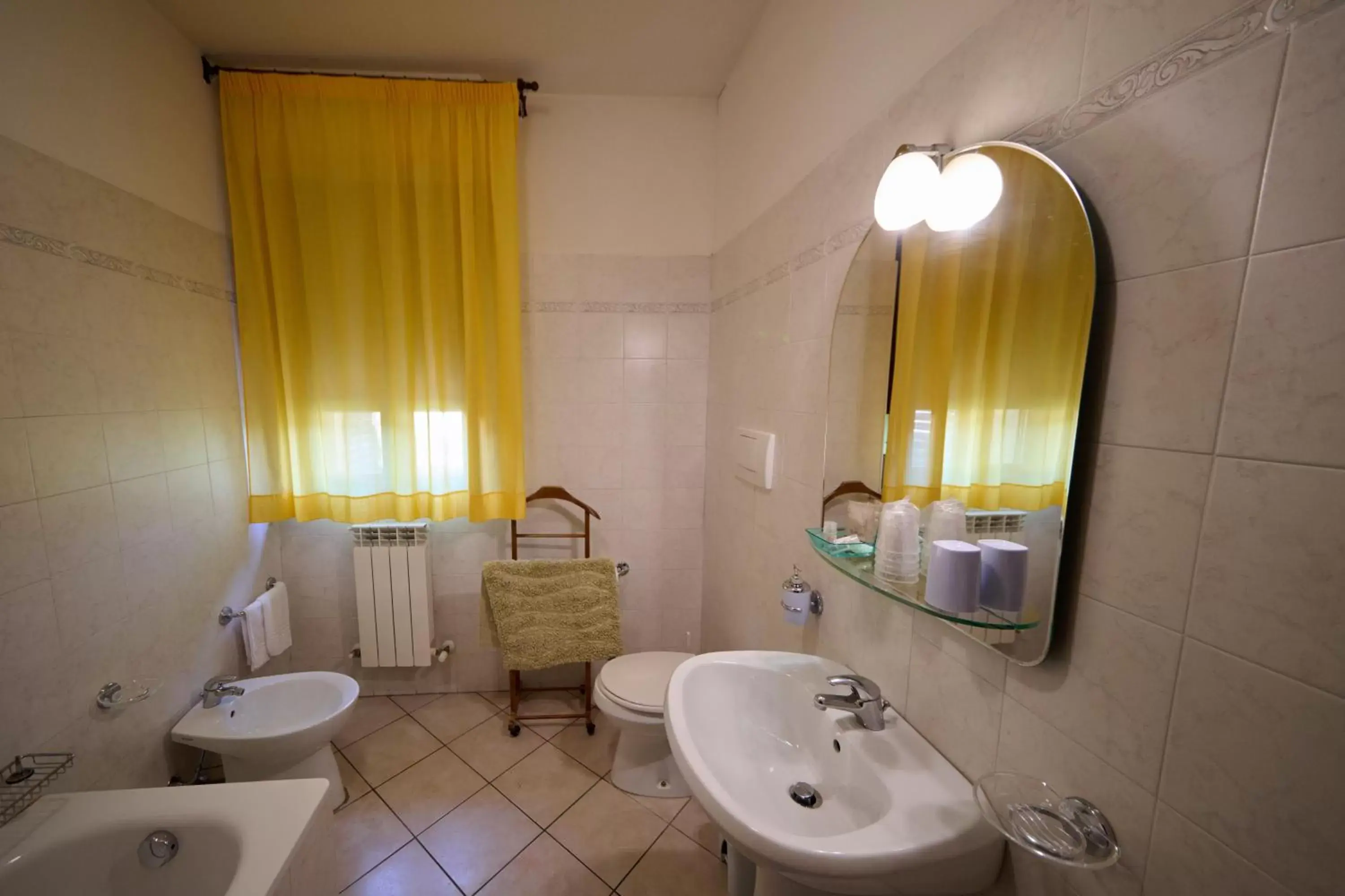 Bathroom in Albergo Shine