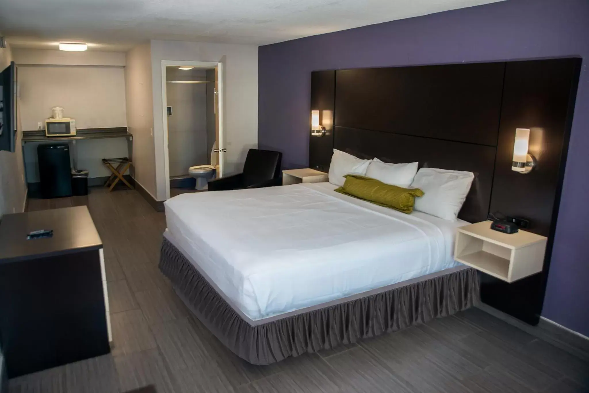 Bedroom, Bed in Atlantic Inn