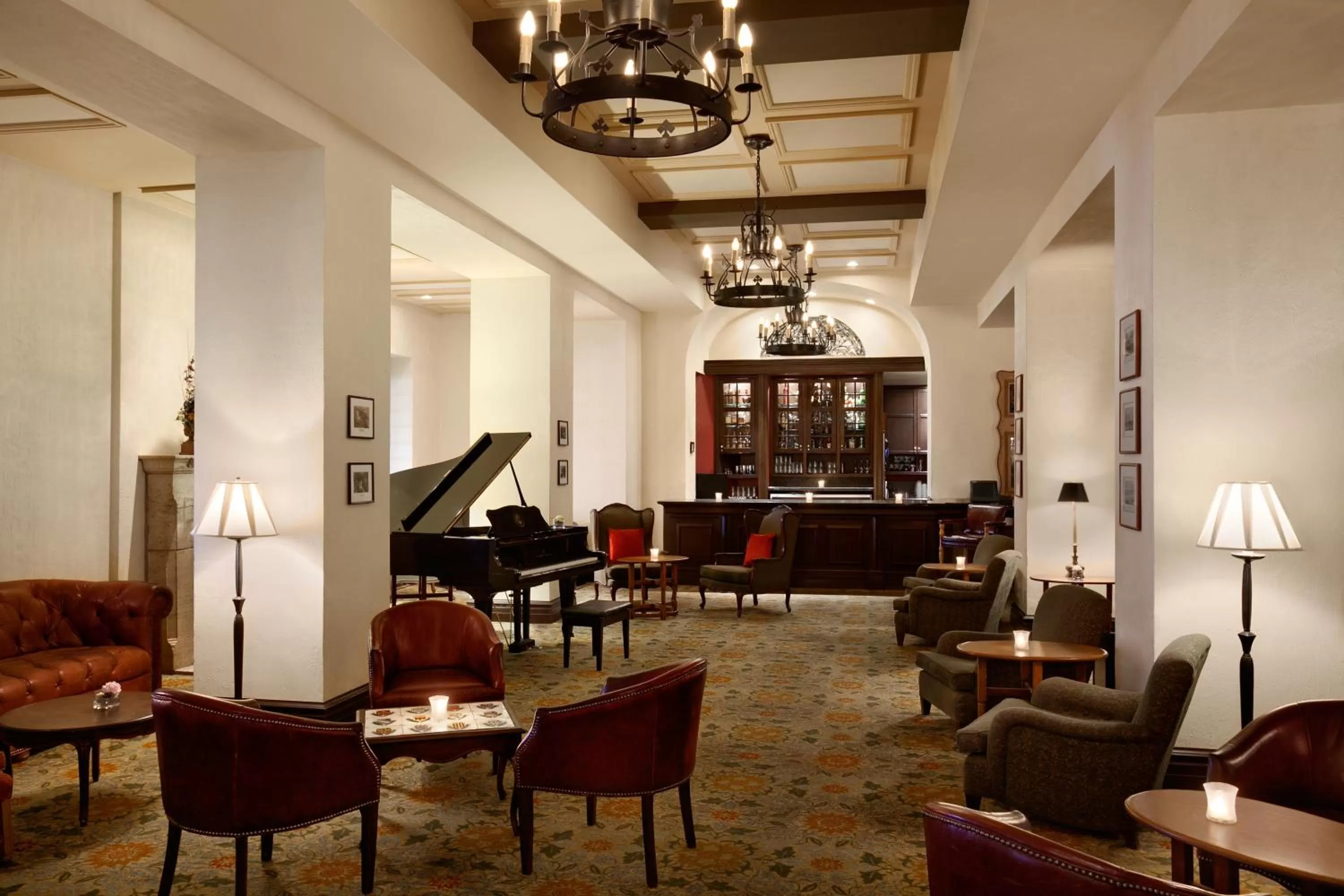 Lounge or bar in Fairmont Le Manoir Richelieu