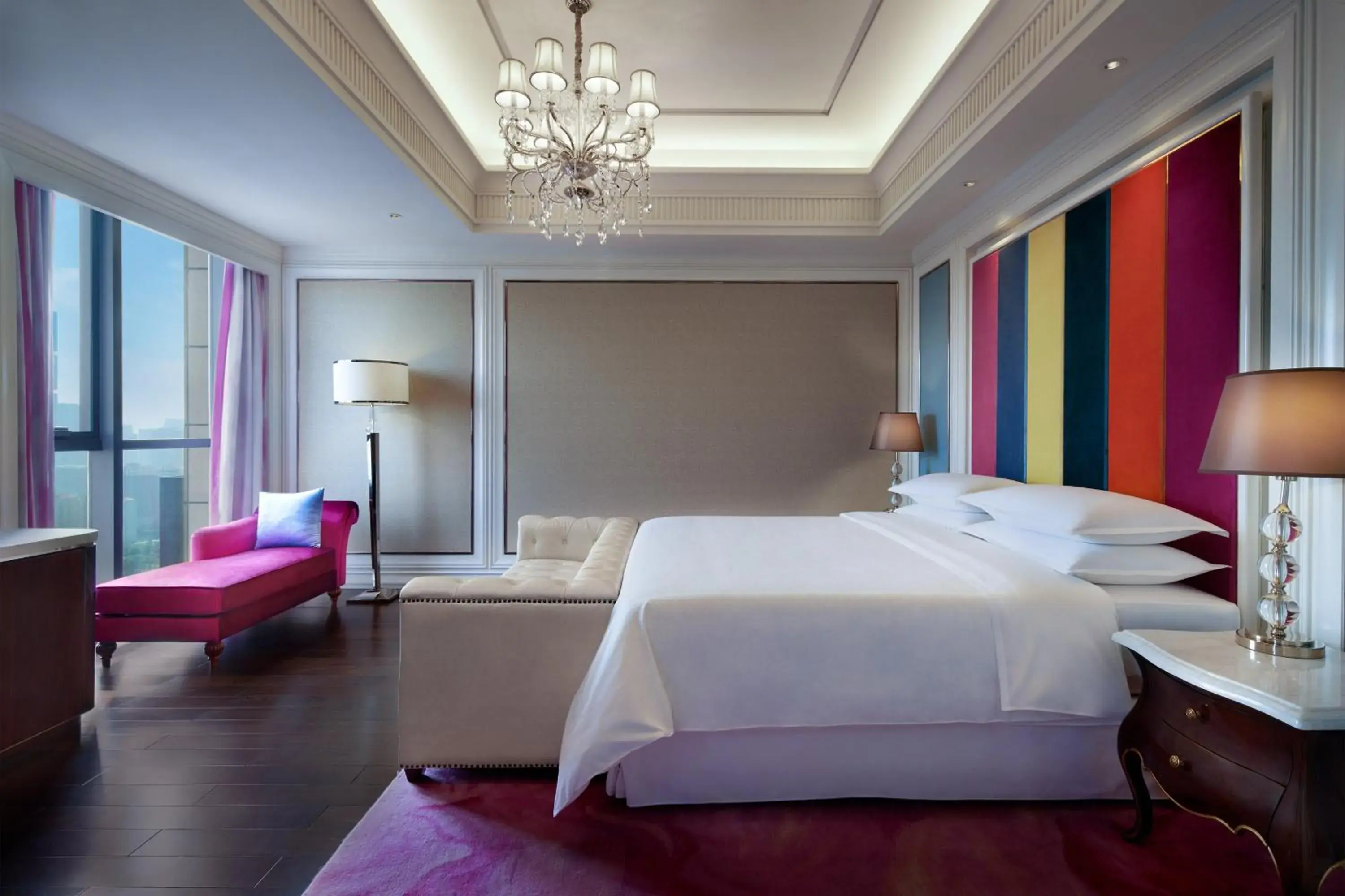 Photo of the whole room, Bed in Sheraton Grand Zhengzhou Hotel