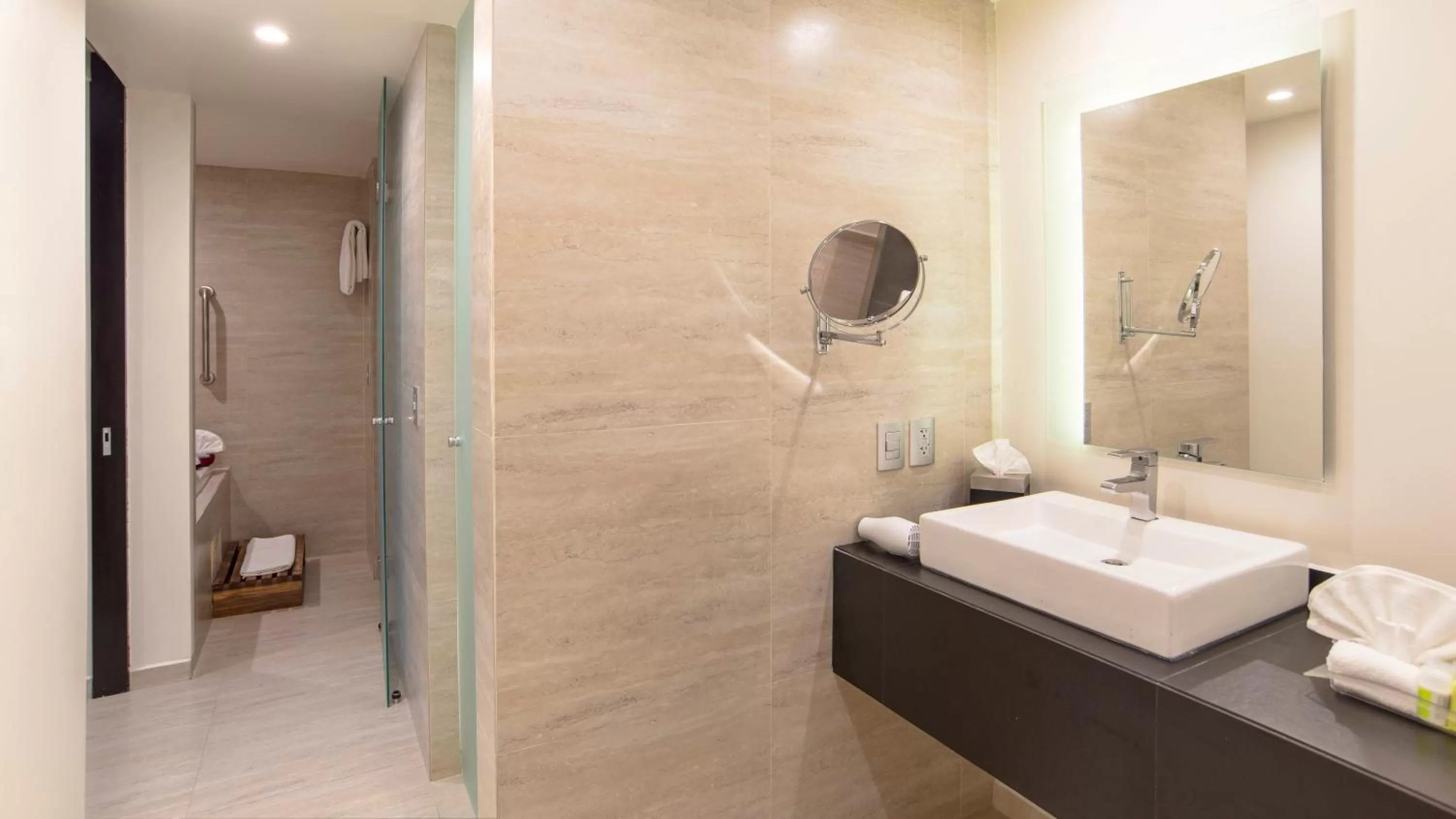 King Suite with Spa Bath in Holiday Inn Mexico Dali Airport, an IHG Hotel