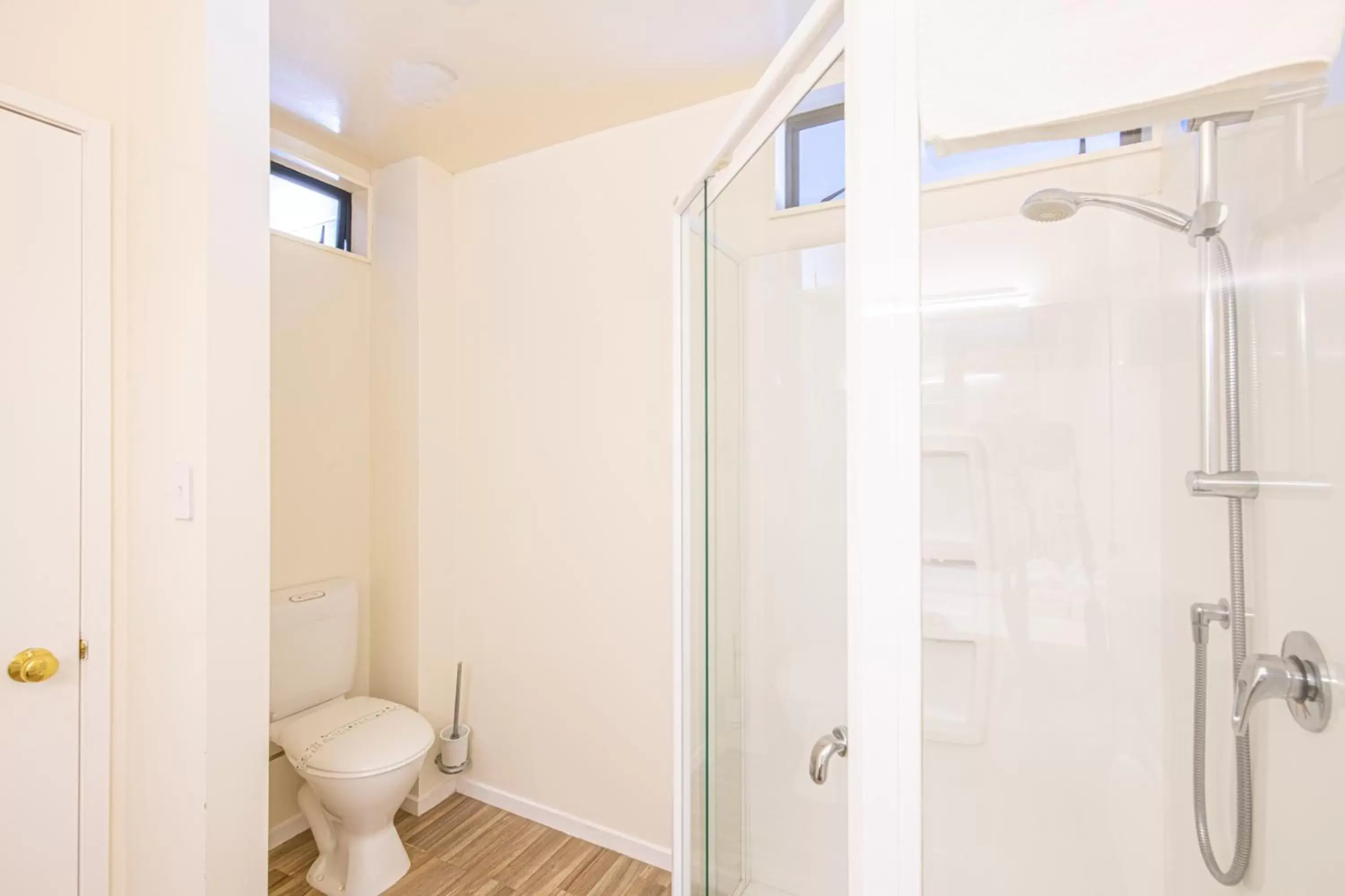 Shower, Bathroom in Auckland Newmarket Motel