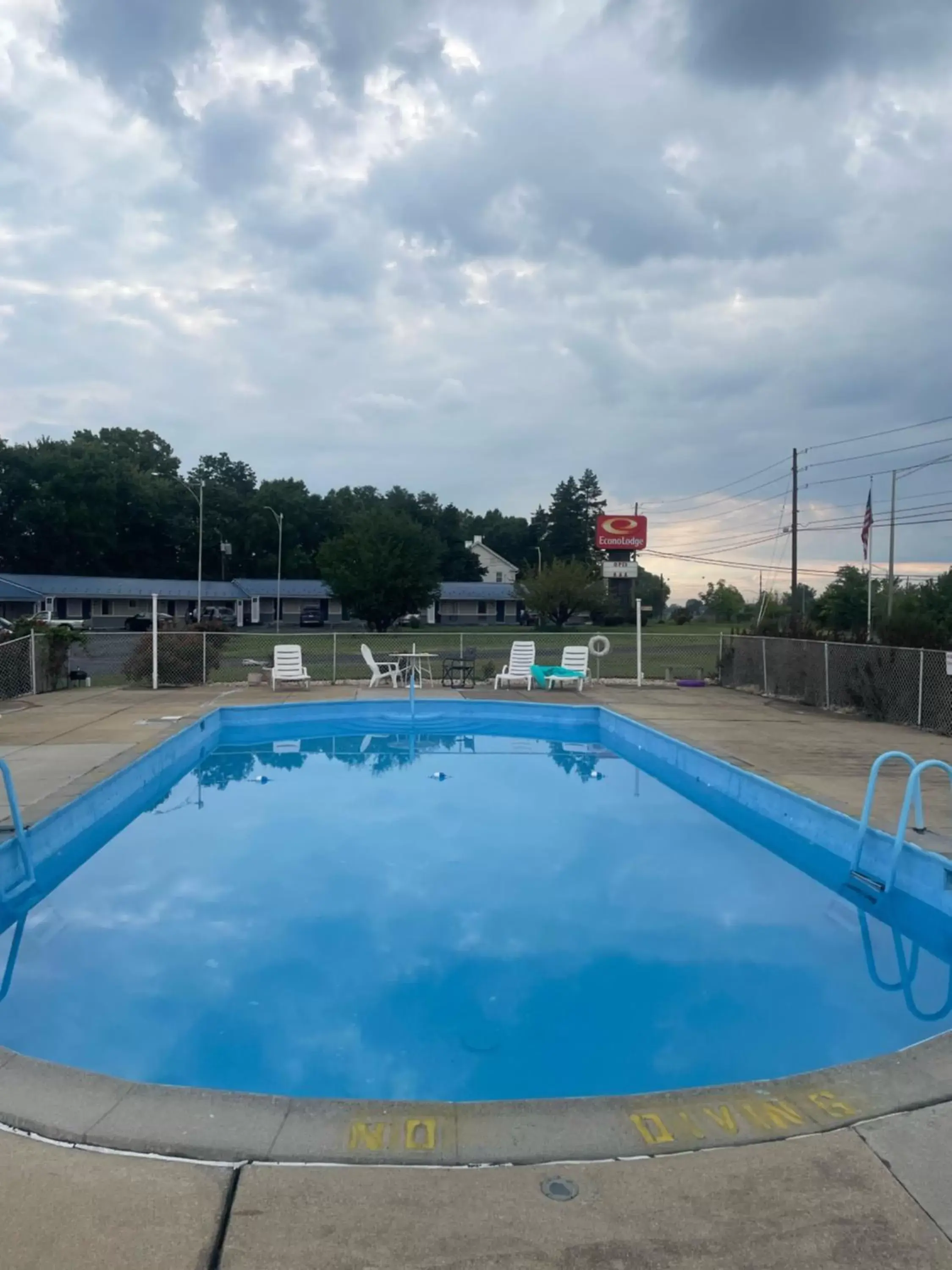 Swimming Pool in Econo Lodge Mechanicsburg