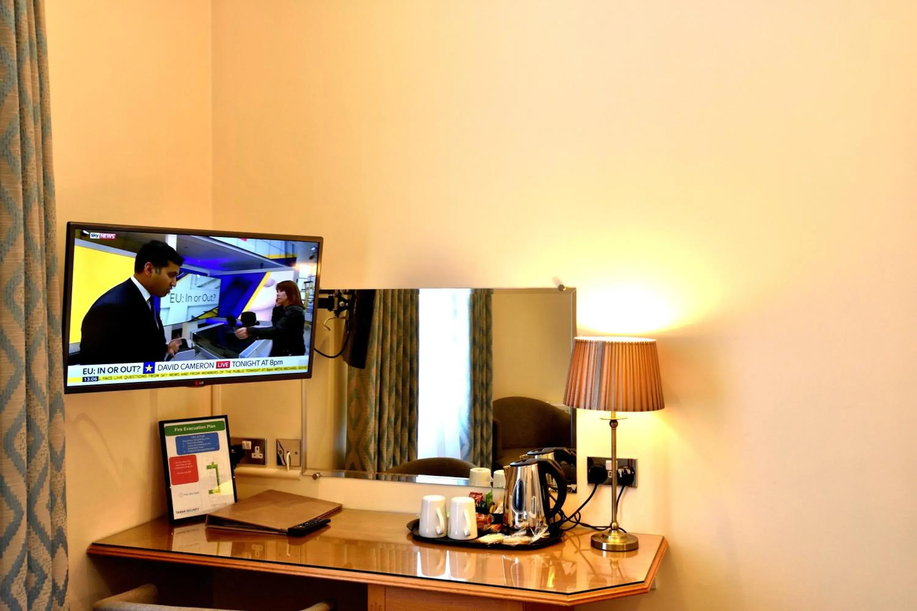 TV and multimedia, Coffee/Tea Facilities in Queens Court Hotel