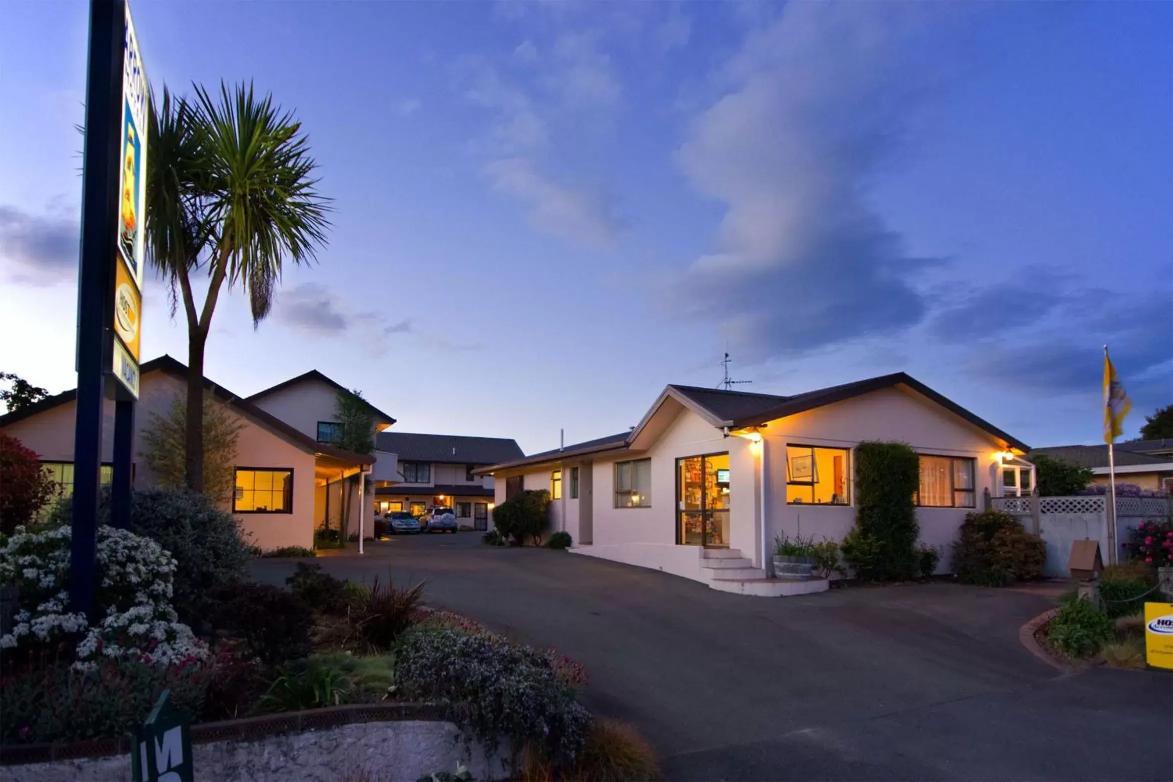 Facade/entrance, Property Building in Arrow Motel Apartments