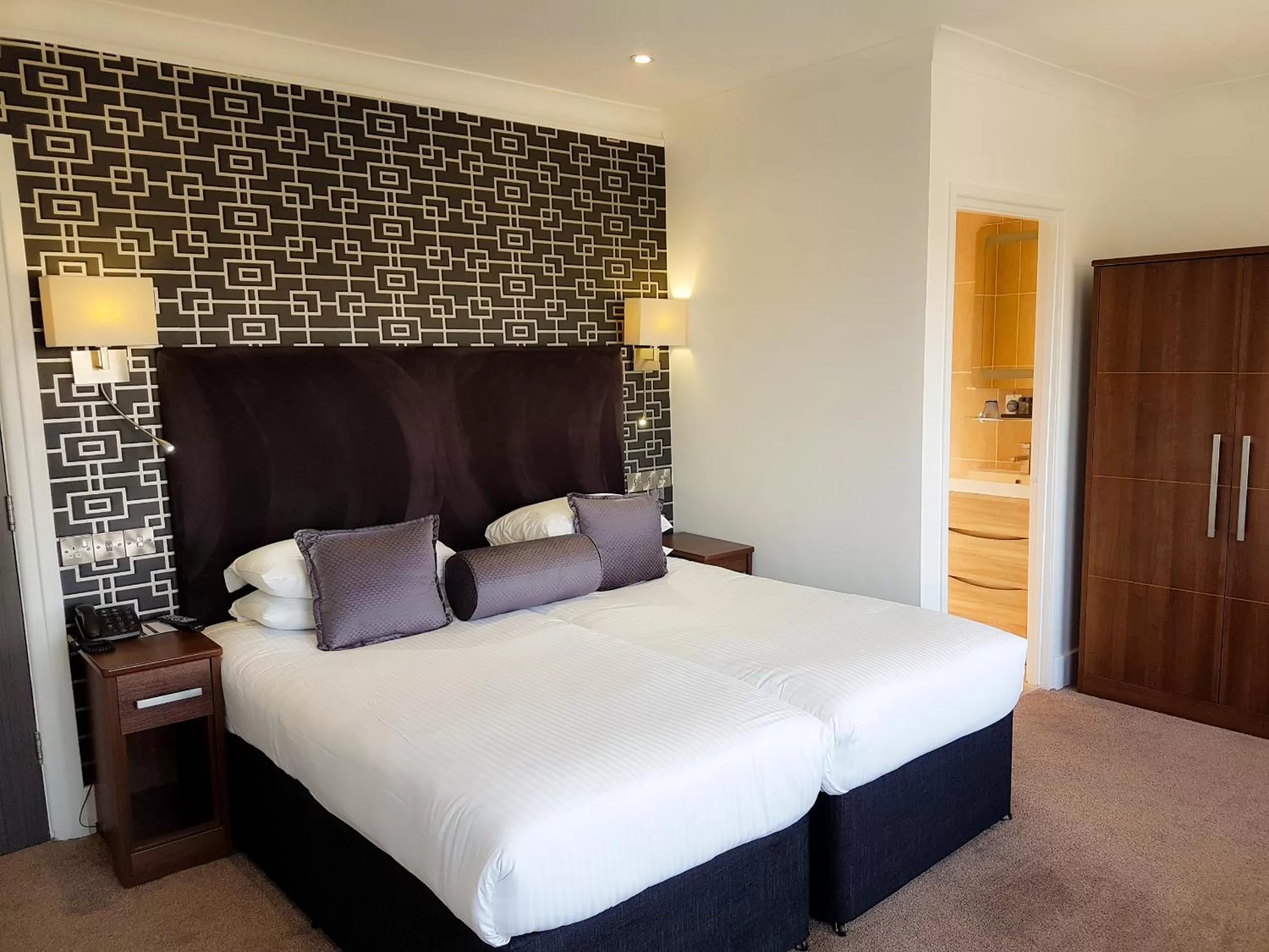 Bathroom, Bed in Cumberland Hotel - OCEANA COLLECTION